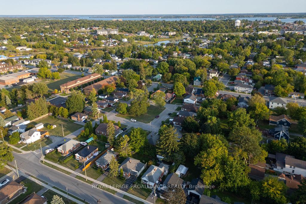 Photo 5 of 18 Reynolds Crescent, Belleville, Belleville Ward — HOMEH