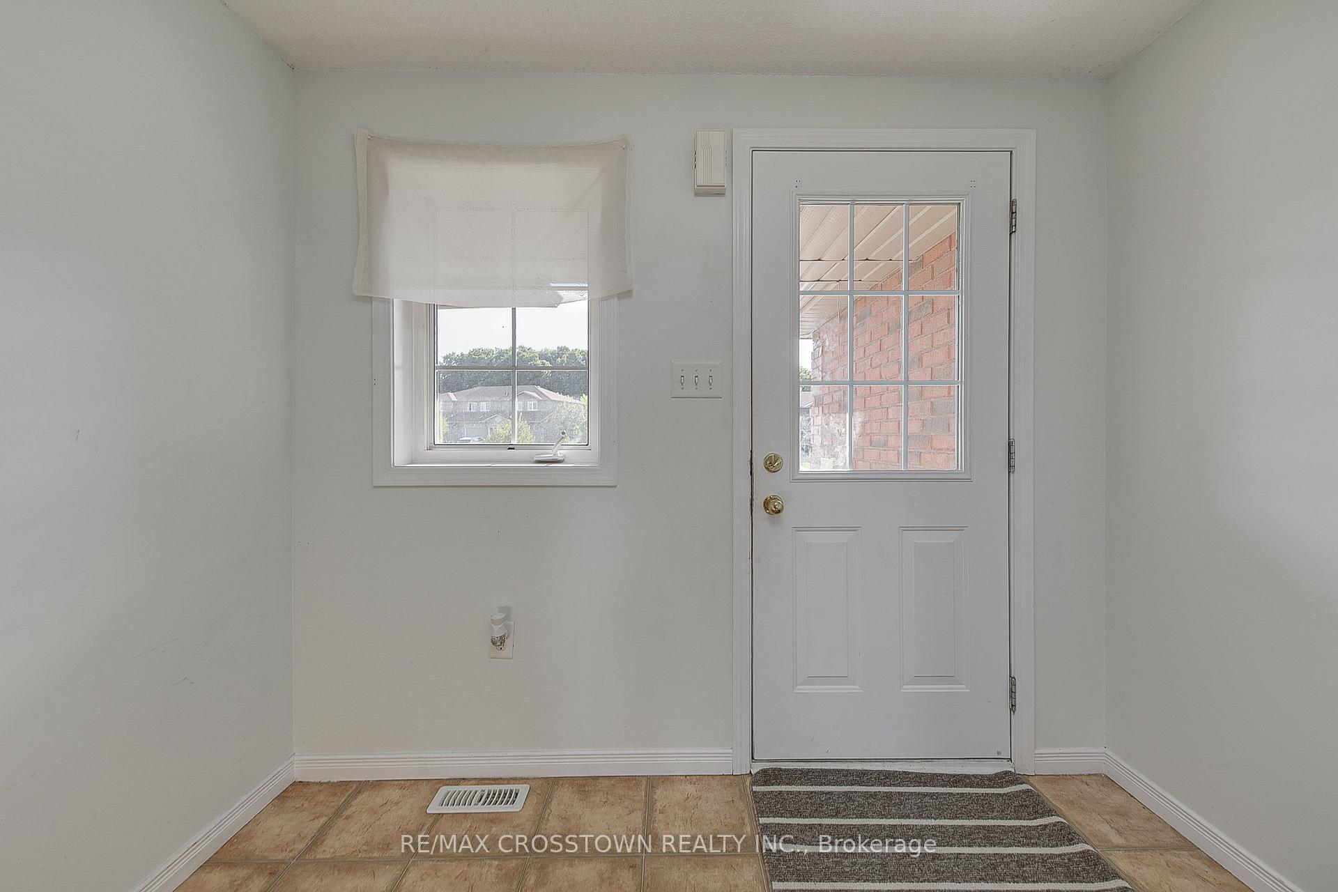 Photo 3 of 37 Goodwin Drive, Barrie, Painswick South — HOMEH