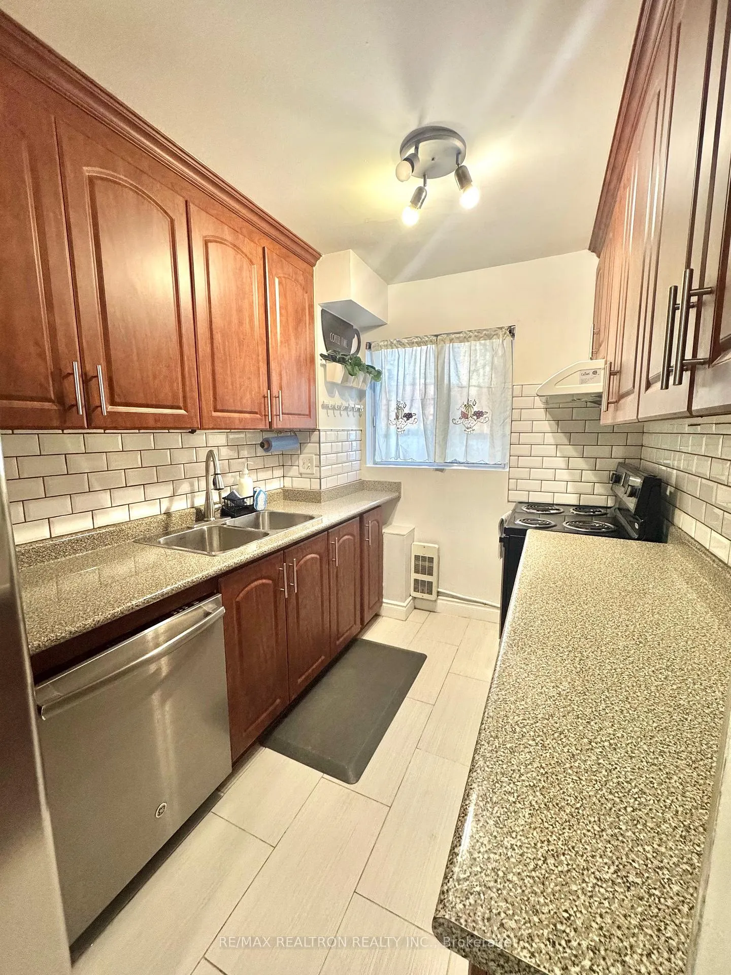 Photo 7 of Unit 112, 95 Leeward Glenway, Toronto, Flemingdon Park — HOMEH