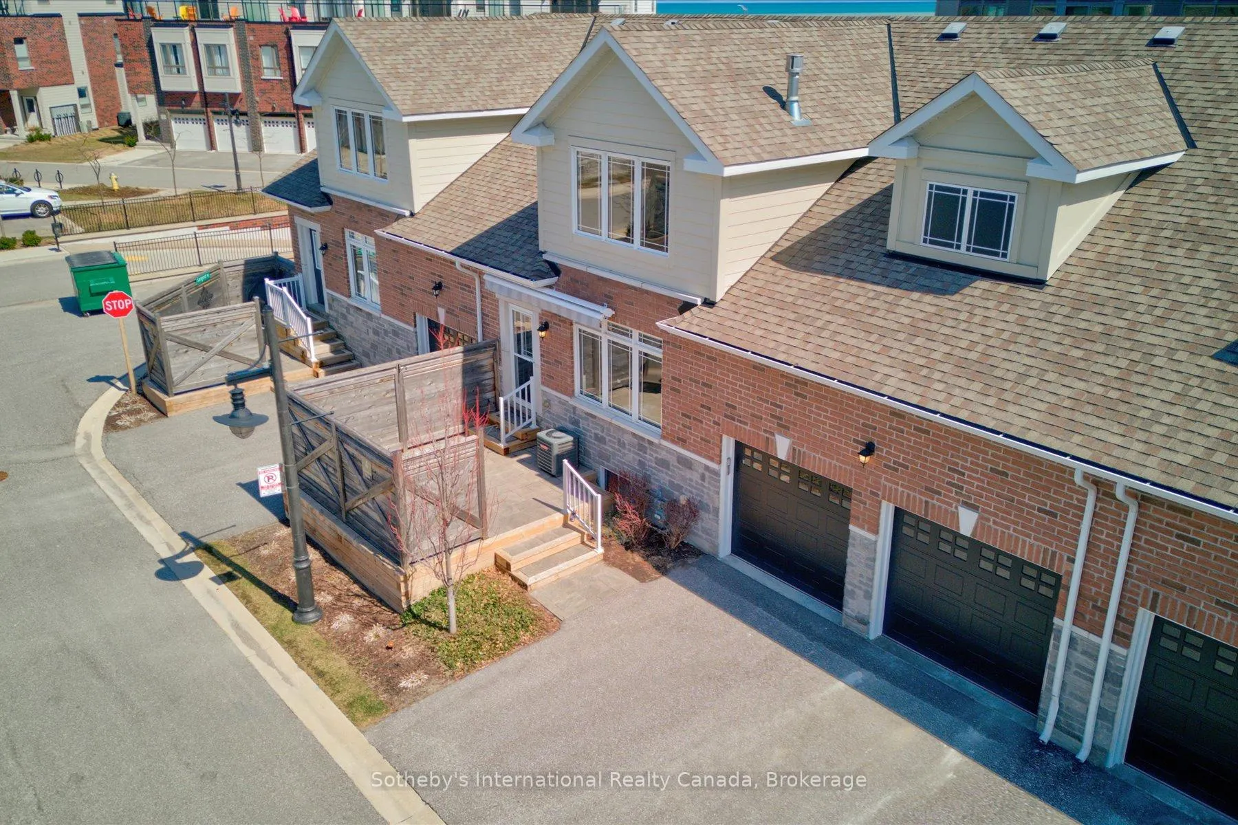 Photo 3 of 4 Emerson Mews, Collingwood — HOMEH