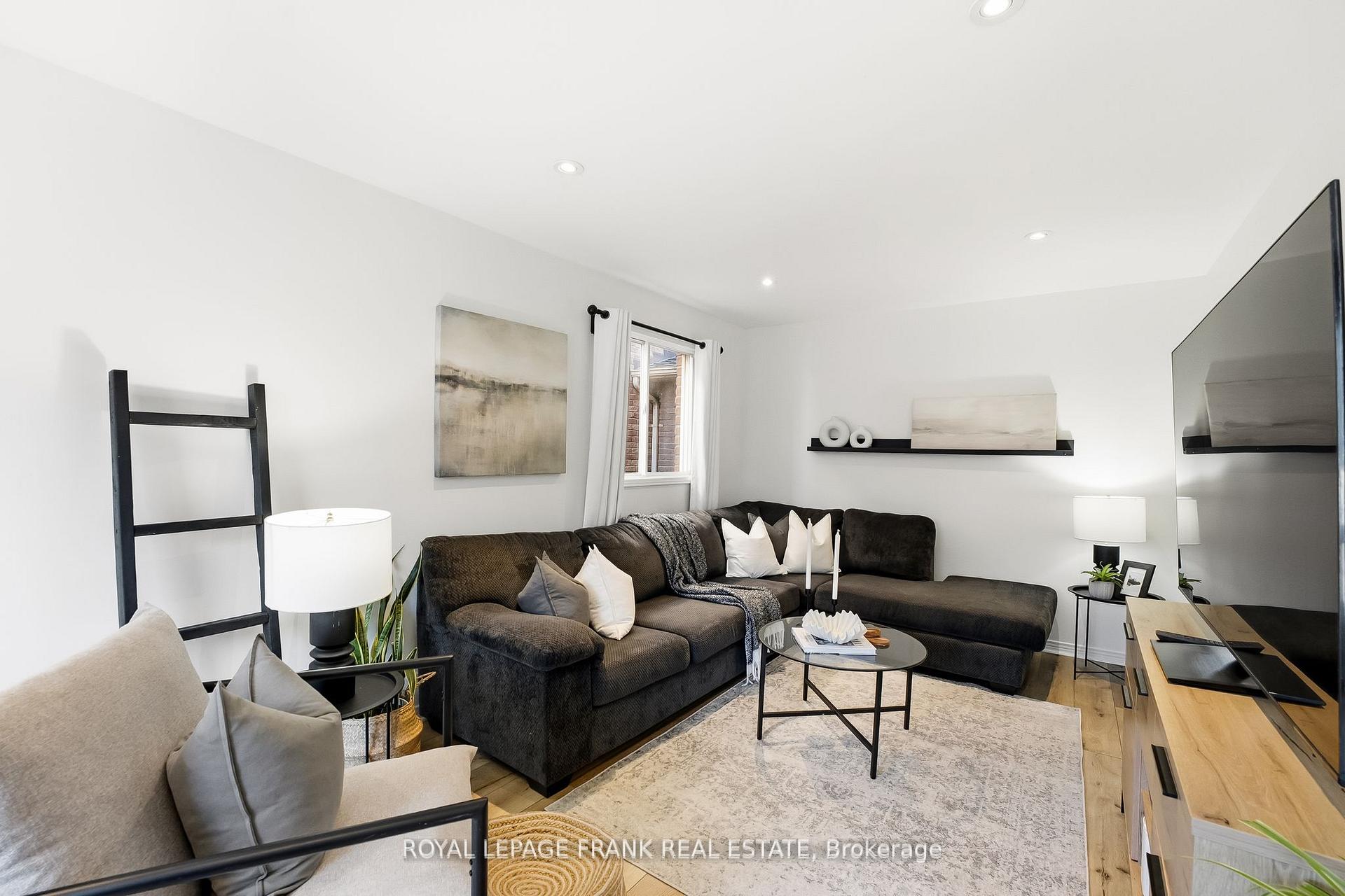 Photo 4 of 6 Short Crescent, Clarington, Courtice — HOMEH