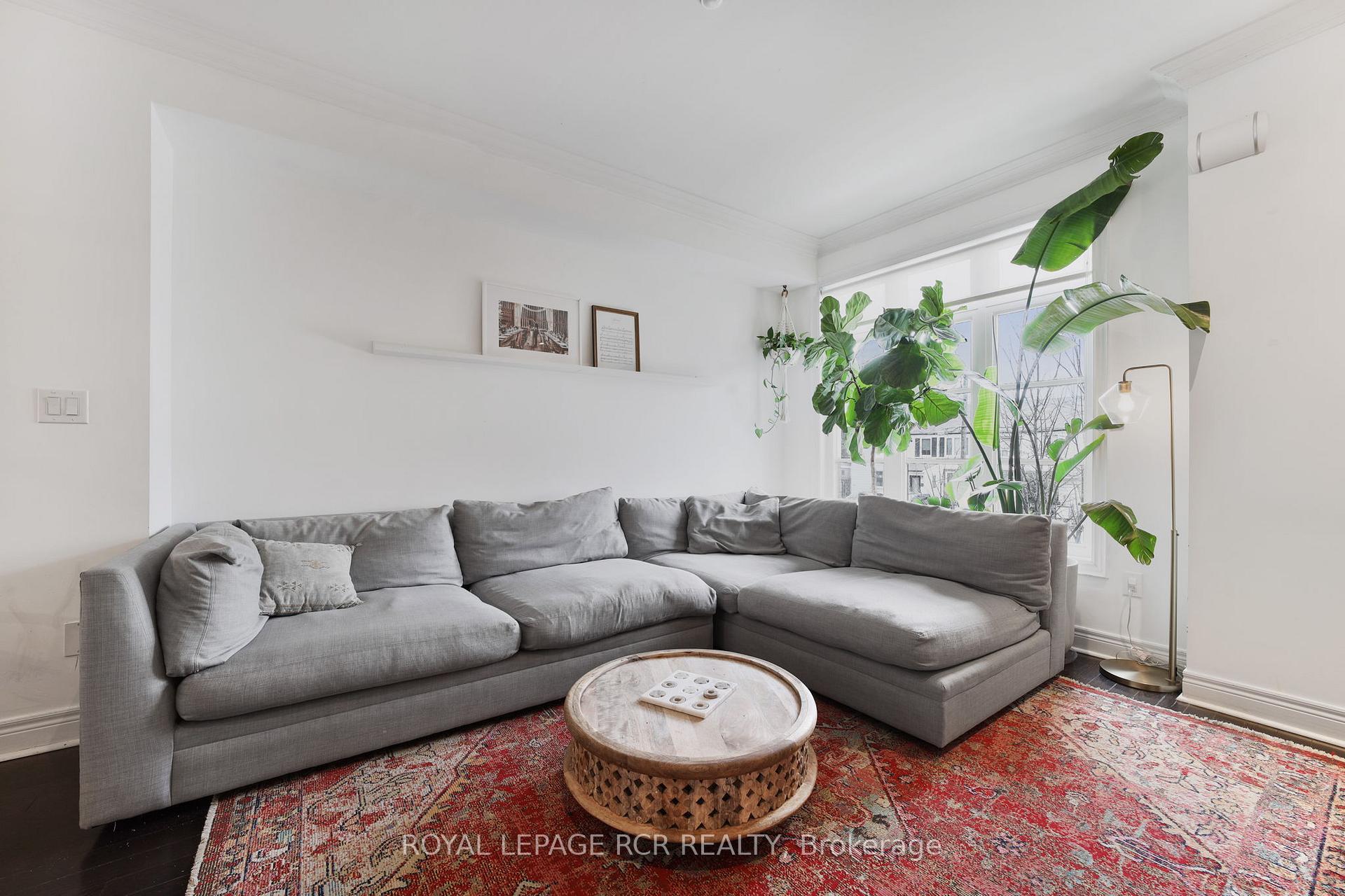Photo 5 of 8343 Kipling Avenue, Vaughan, West Woodbridge — HOMEH