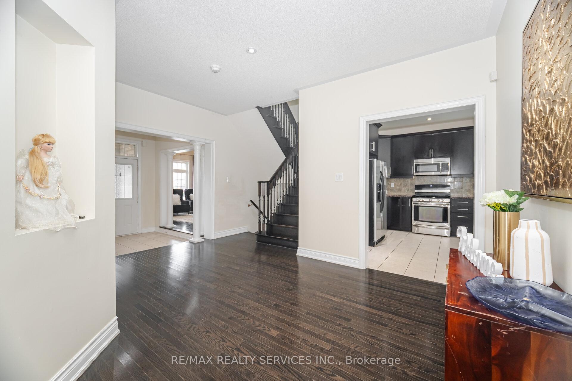 Photo 10 of 6 Beacon Hill Drive, Brampton, Credit Valley — HOMEH