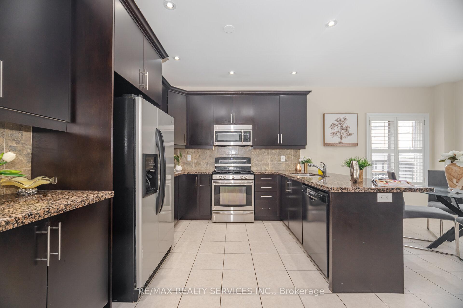 Photo 11 of 6 Beacon Hill Drive, Brampton, Credit Valley — HOMEH