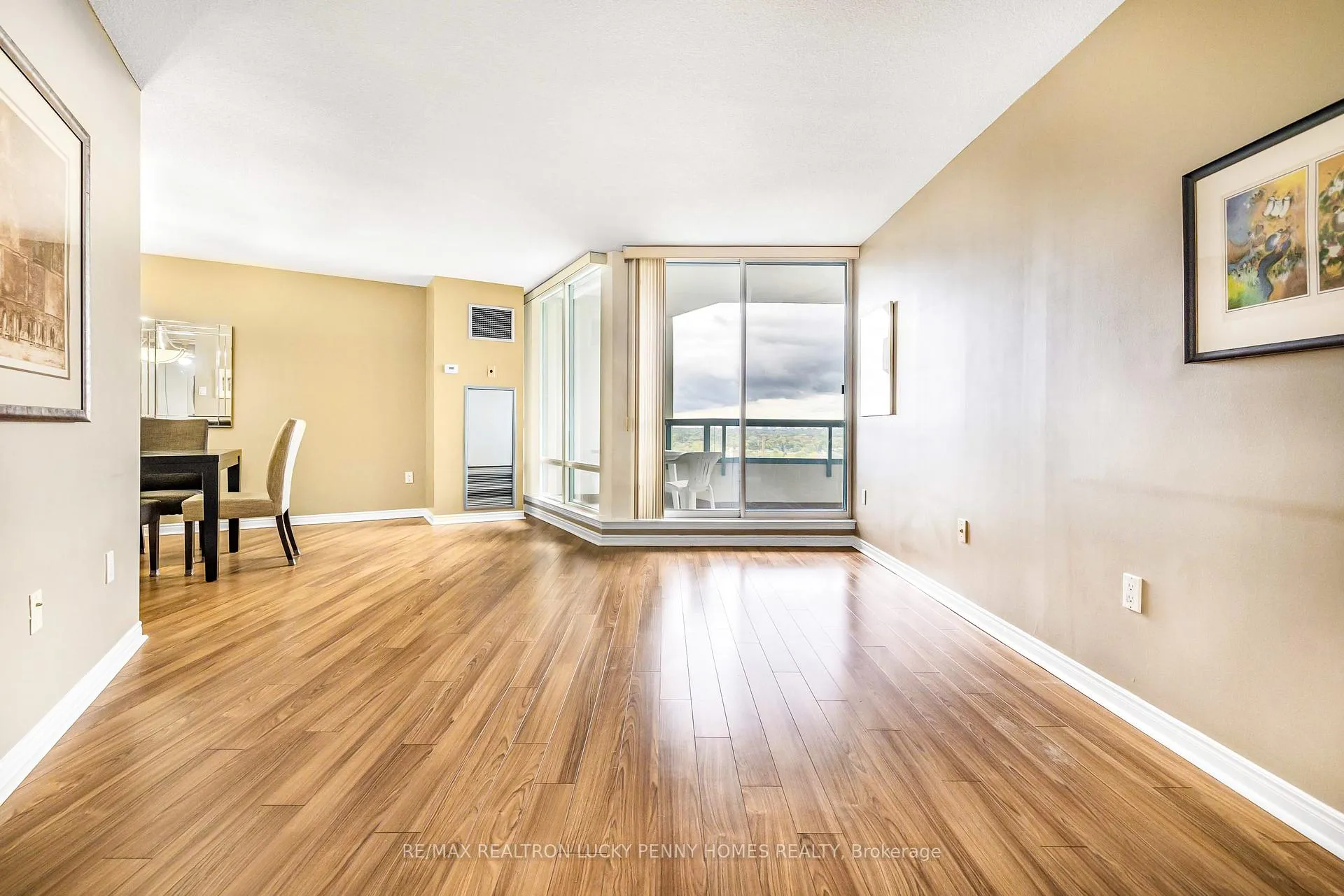 Photo 6 of Unit 804, 7250 Yonge Street, Vaughan, Crestwood-Springfarm-Yorkhill — HOMEH