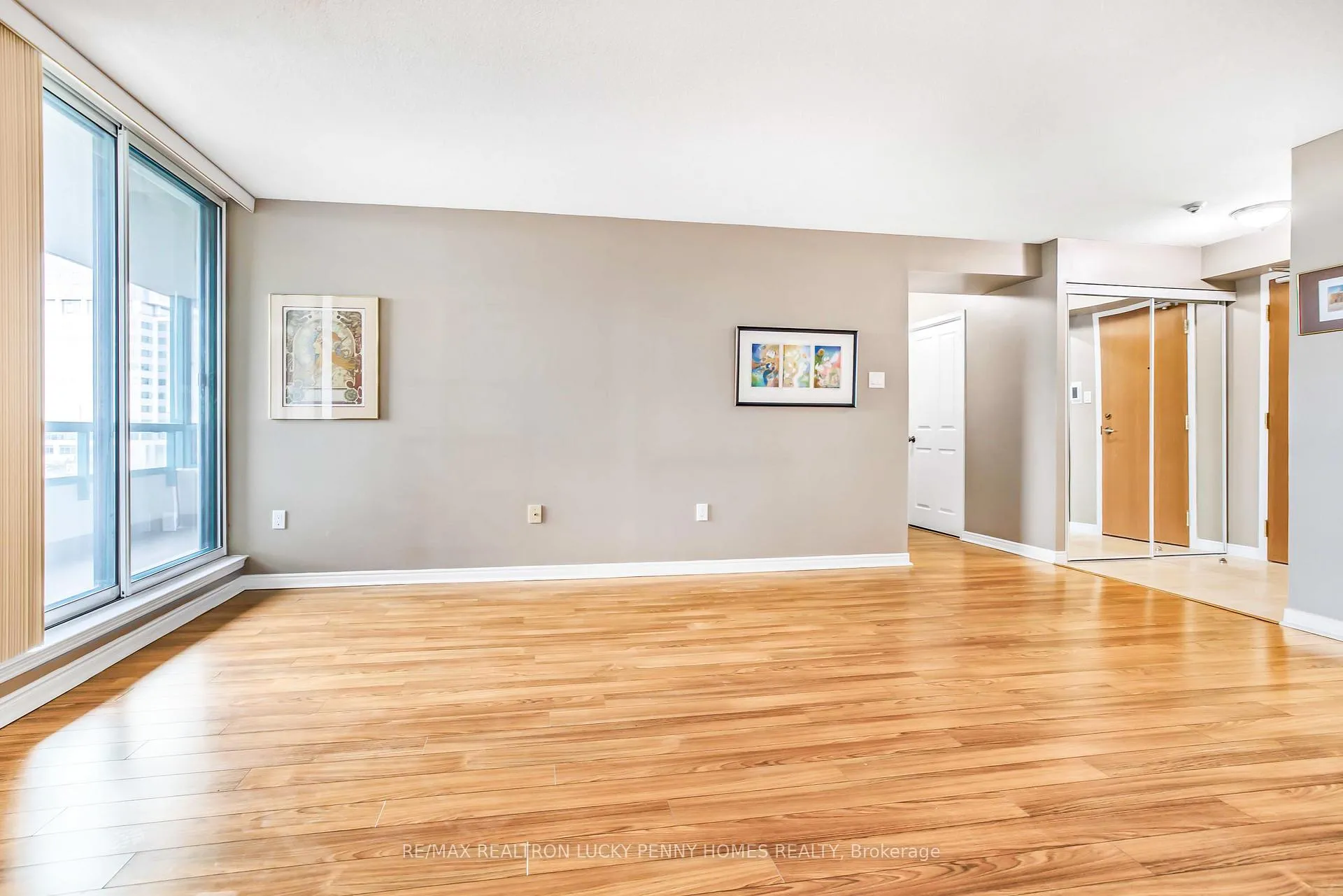 Photo 8 of Unit 804, 7250 Yonge Street, Vaughan, Crestwood-Springfarm-Yorkhill — HOMEH