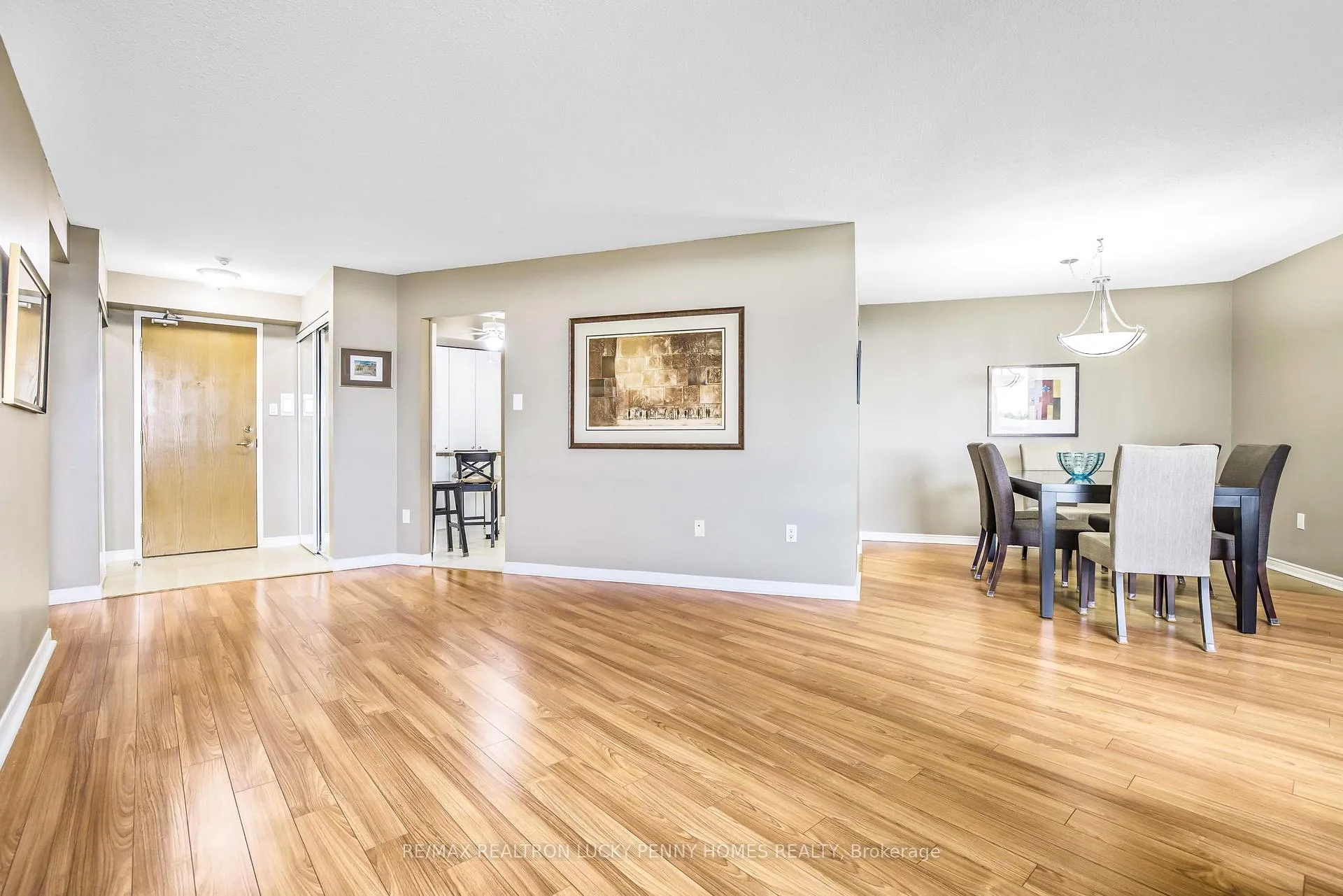 Photo 10 of Unit 804, 7250 Yonge Street, Vaughan, Crestwood-Springfarm-Yorkhill — HOMEH