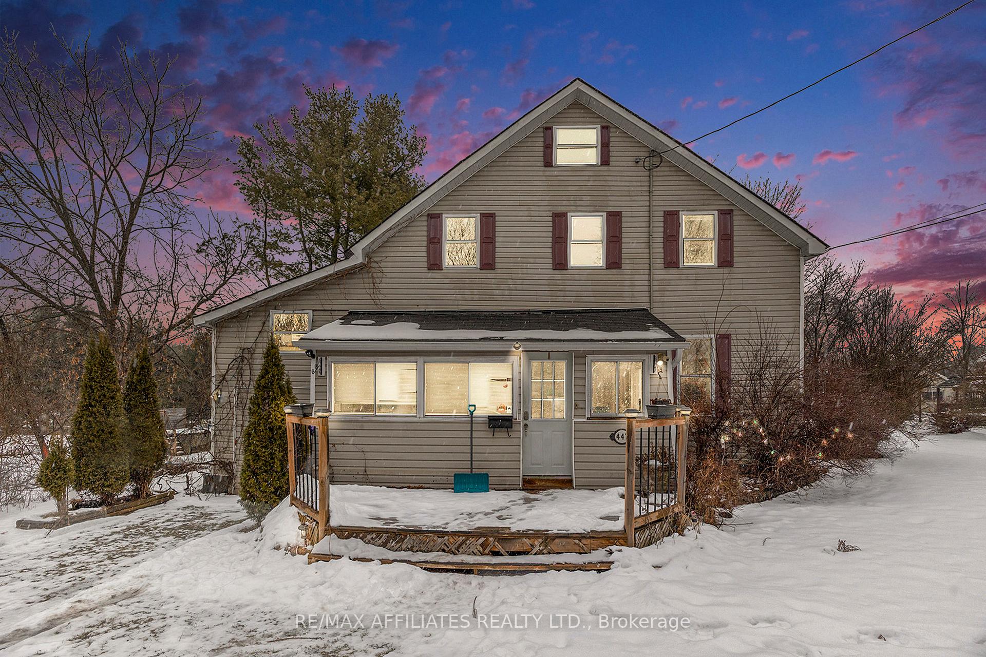 Photo 2 of 447 Bridge Street N, Carleton Place — HOMEH