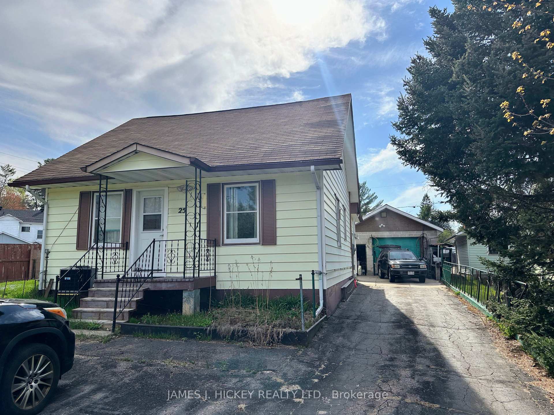 Photo 2 of 25 Spruce Crescent, Deep River — HOMEH