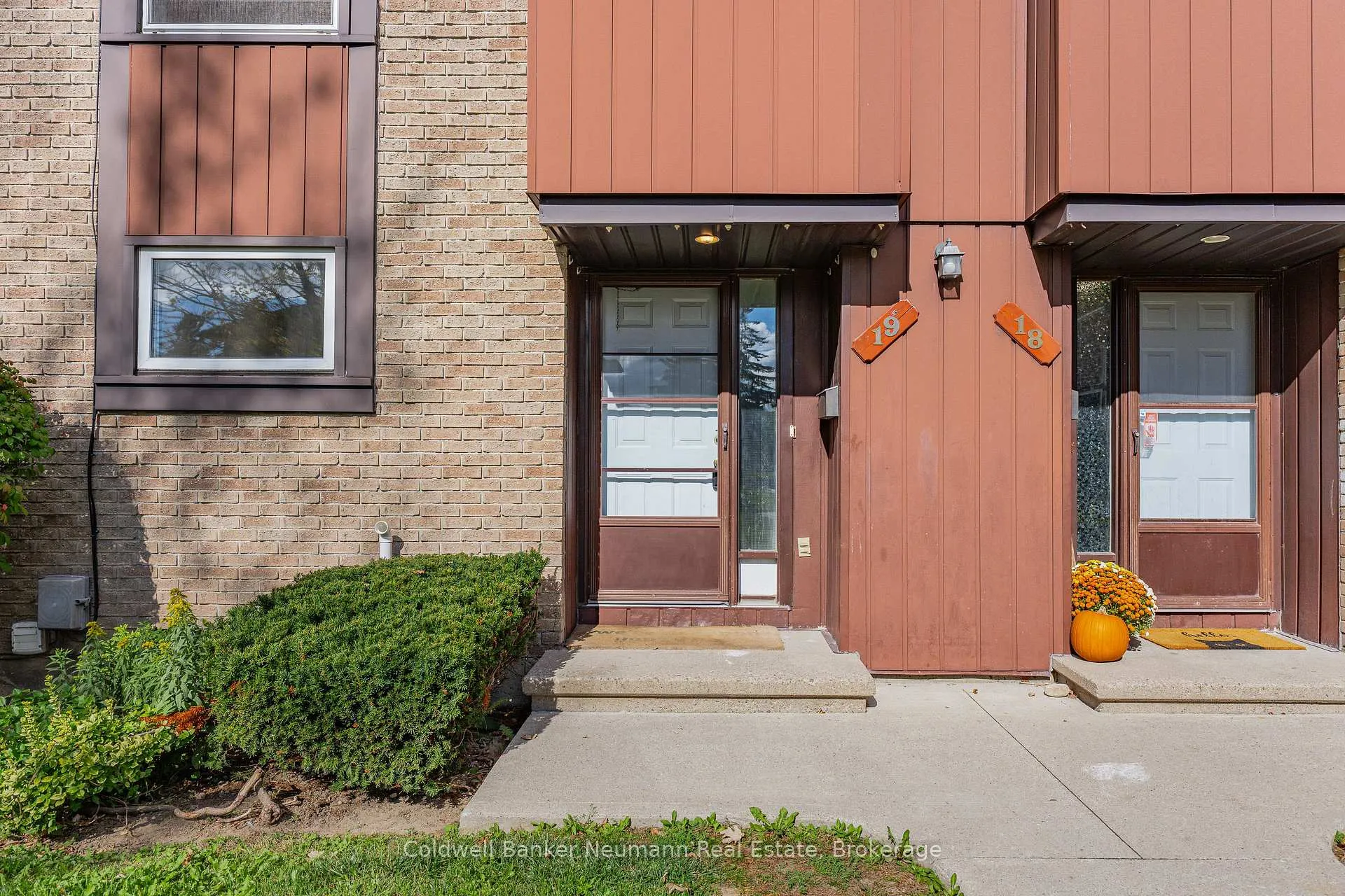 Photo 1 of Unit 19, 539 Willow Road, Guelph, Willow West/Sugarbush/West Acres — HOMEH