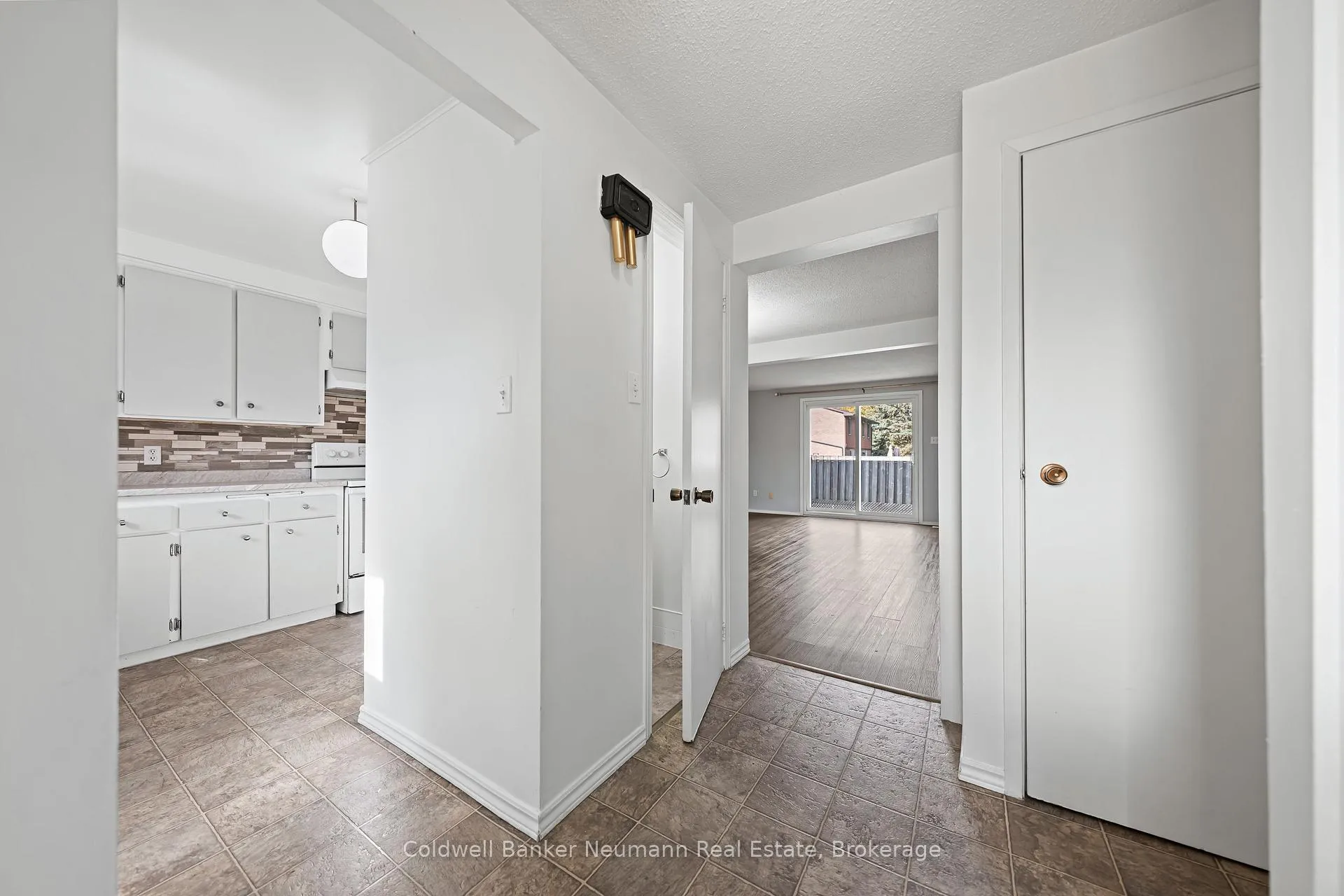 Photo 4 of Unit 19, 539 Willow Road, Guelph, Willow West/Sugarbush/West Acres — HOMEH