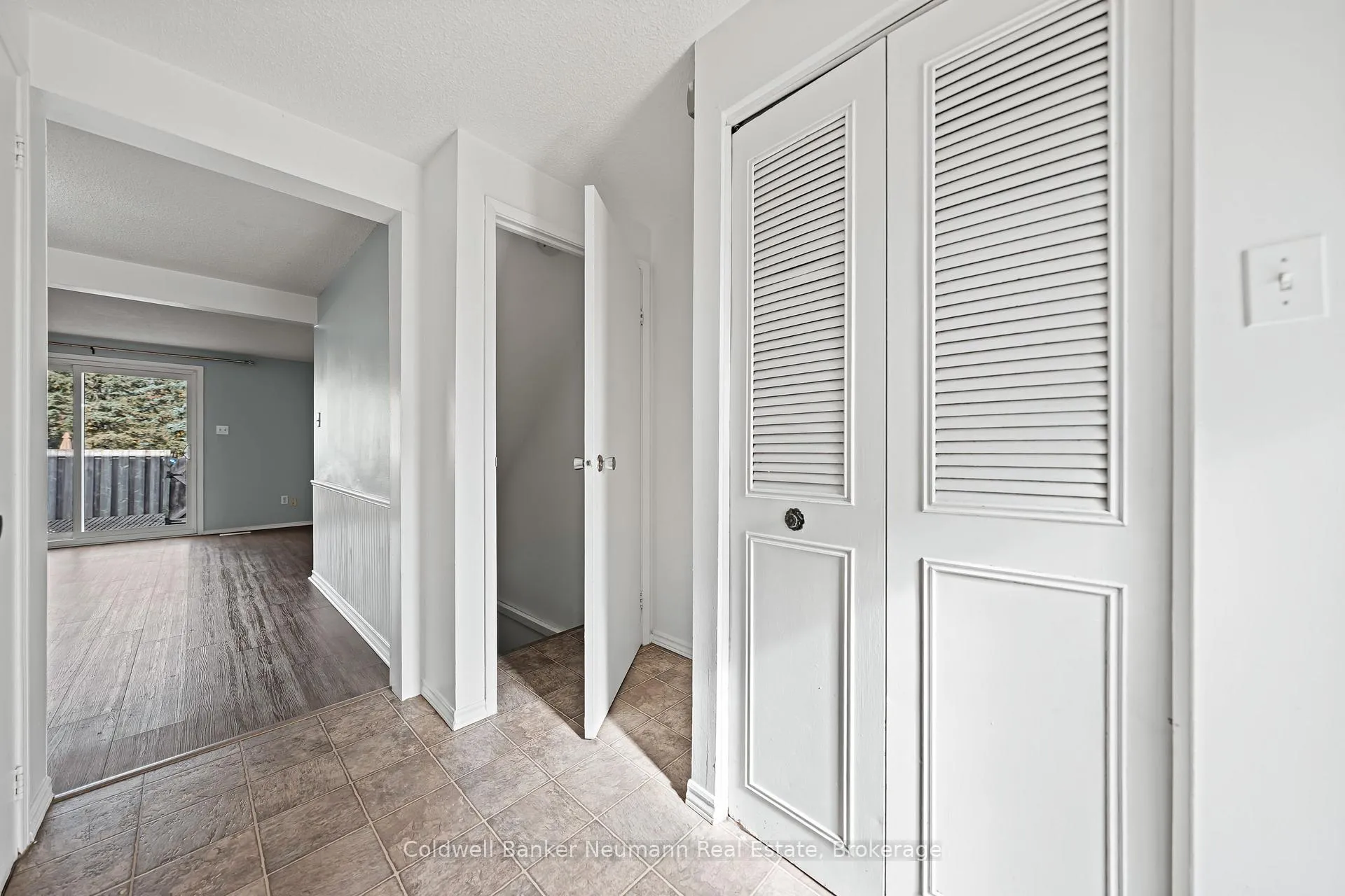 Photo 5 of Unit 19, 539 Willow Road, Guelph, Willow West/Sugarbush/West Acres — HOMEH