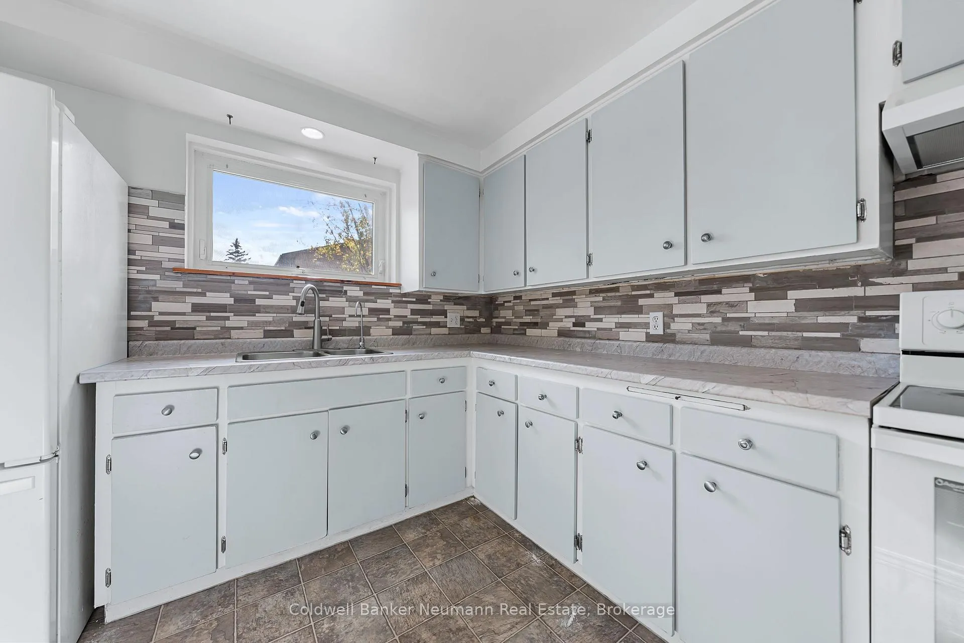 Photo 8 of Unit 19, 539 Willow Road, Guelph, Willow West/Sugarbush/West Acres — HOMEH