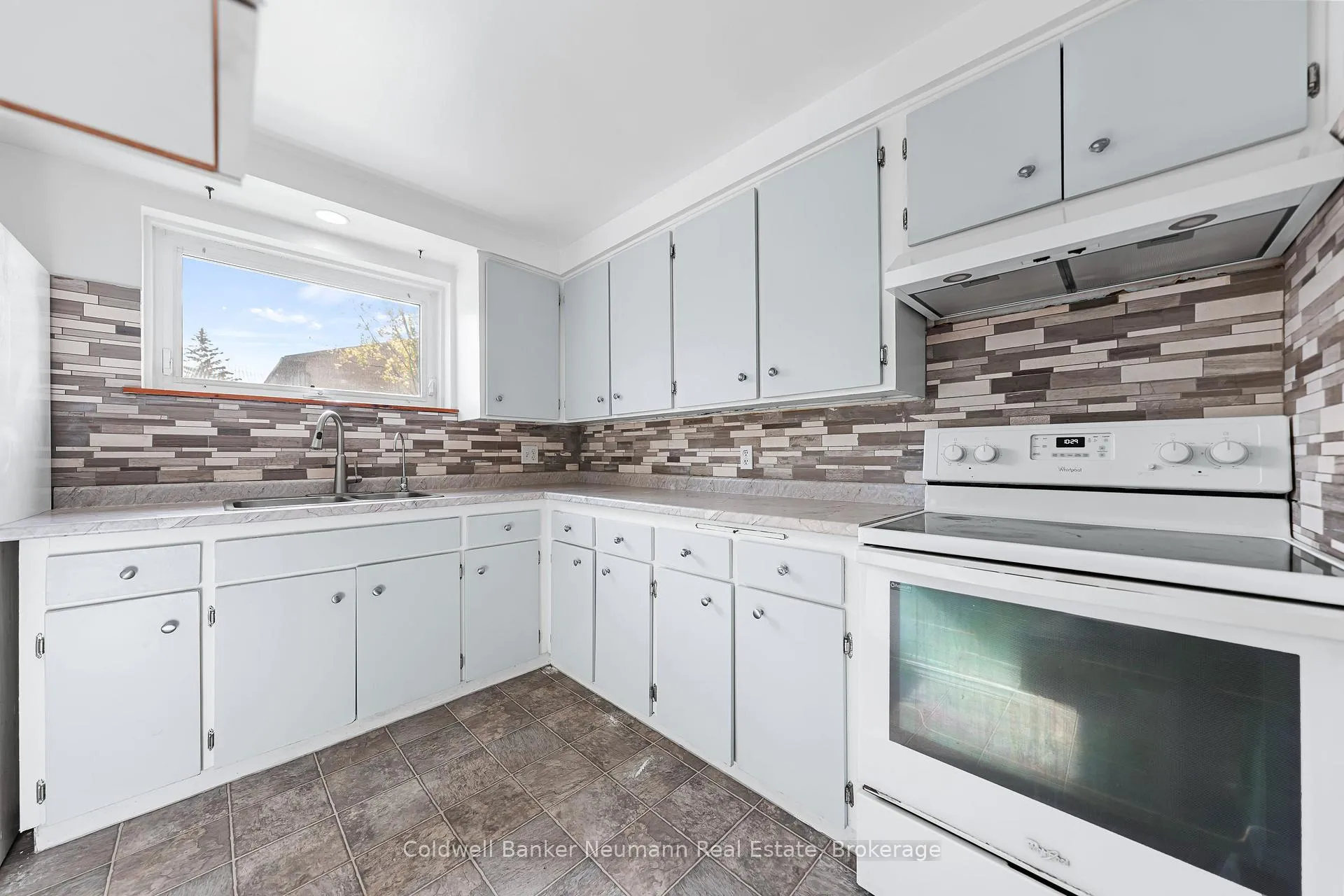 Photo 9 of Unit 19, 539 Willow Road, Guelph, Willow West/Sugarbush/West Acres — HOMEH