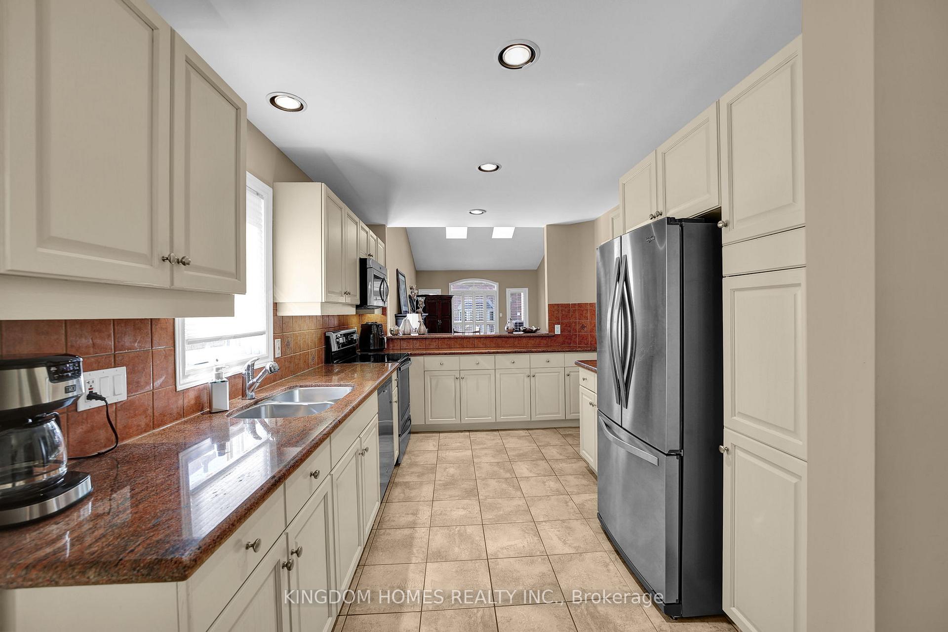 Photo 10 of 39 Via Amici, New Tecumseth, Alliston — HOMEH