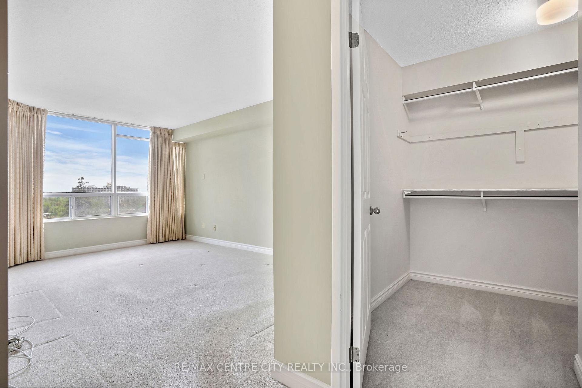 Front of Unit 808, 4 Willow Street