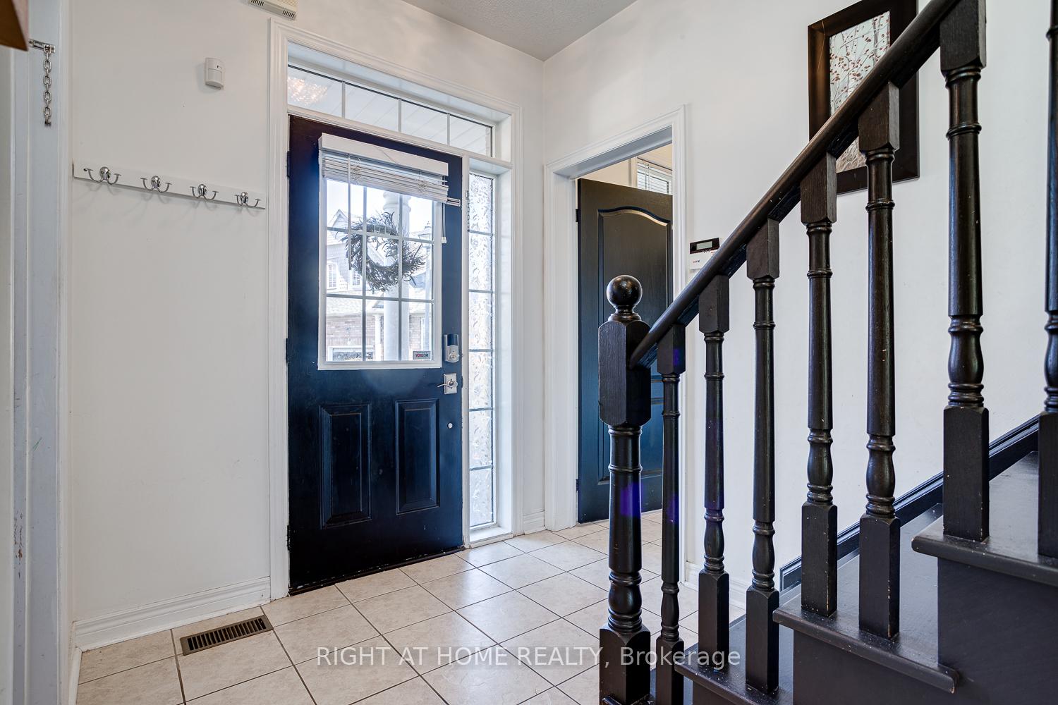Photo 5 of Unit 17, 19 Niagara Drive, Oshawa, Samac — HOMEH