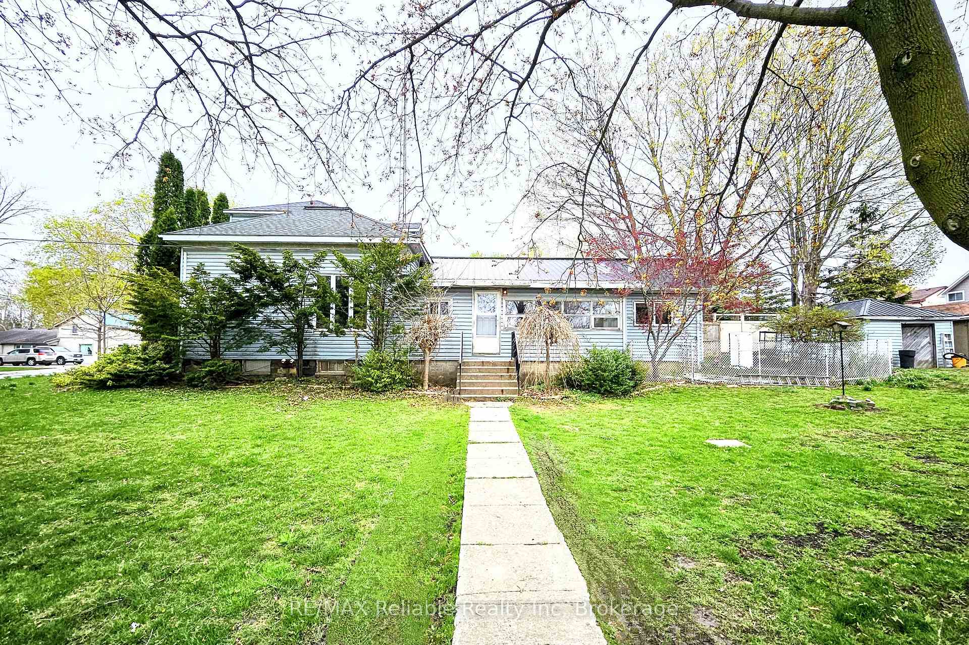 Photo 2 of 59 Rattenbury Street W, Central Huron, Clinton — HOMEH
