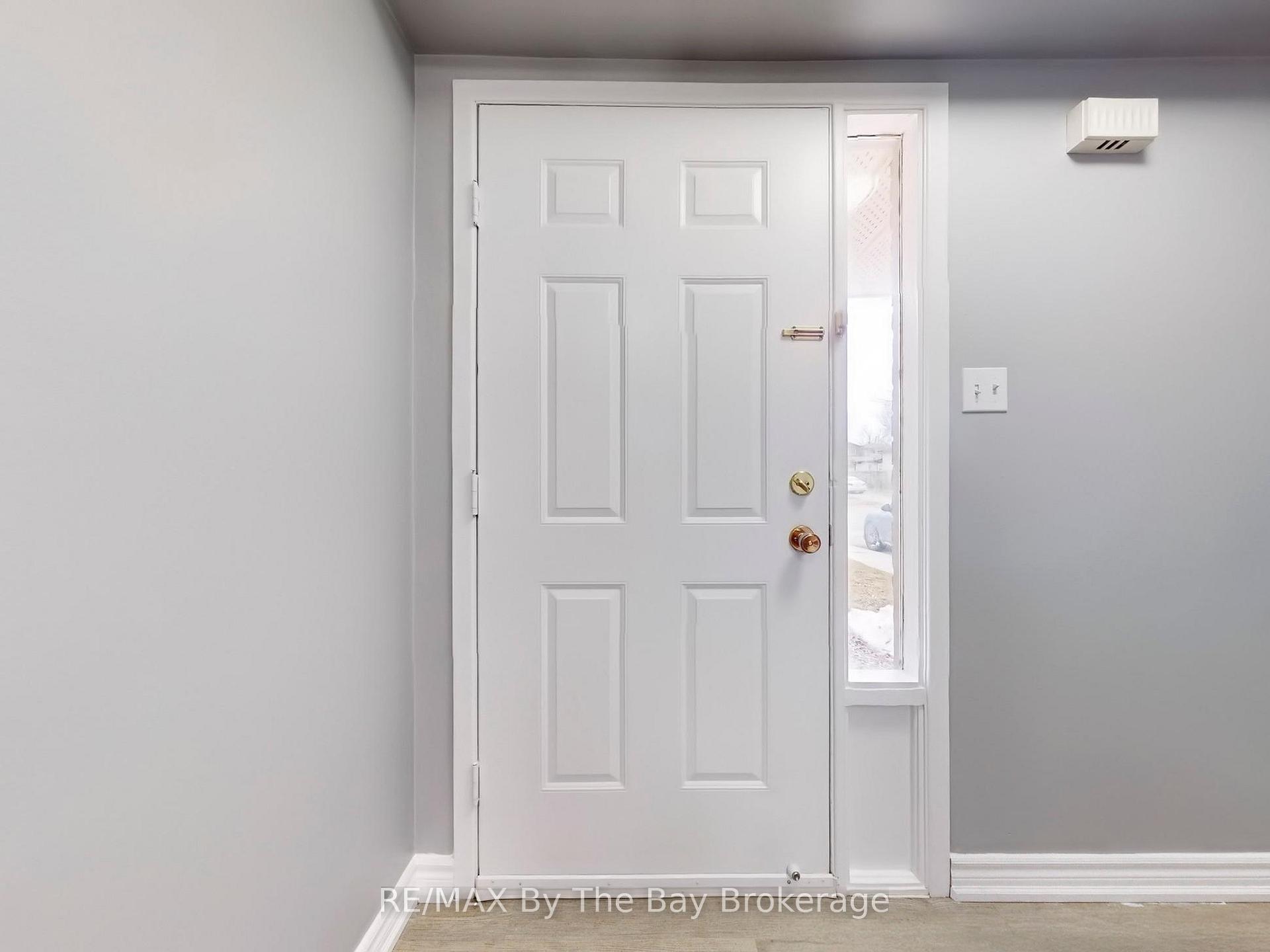 Photo 3 of 26 Dickens Drive, Barrie, Letitia Heights — HOMEH