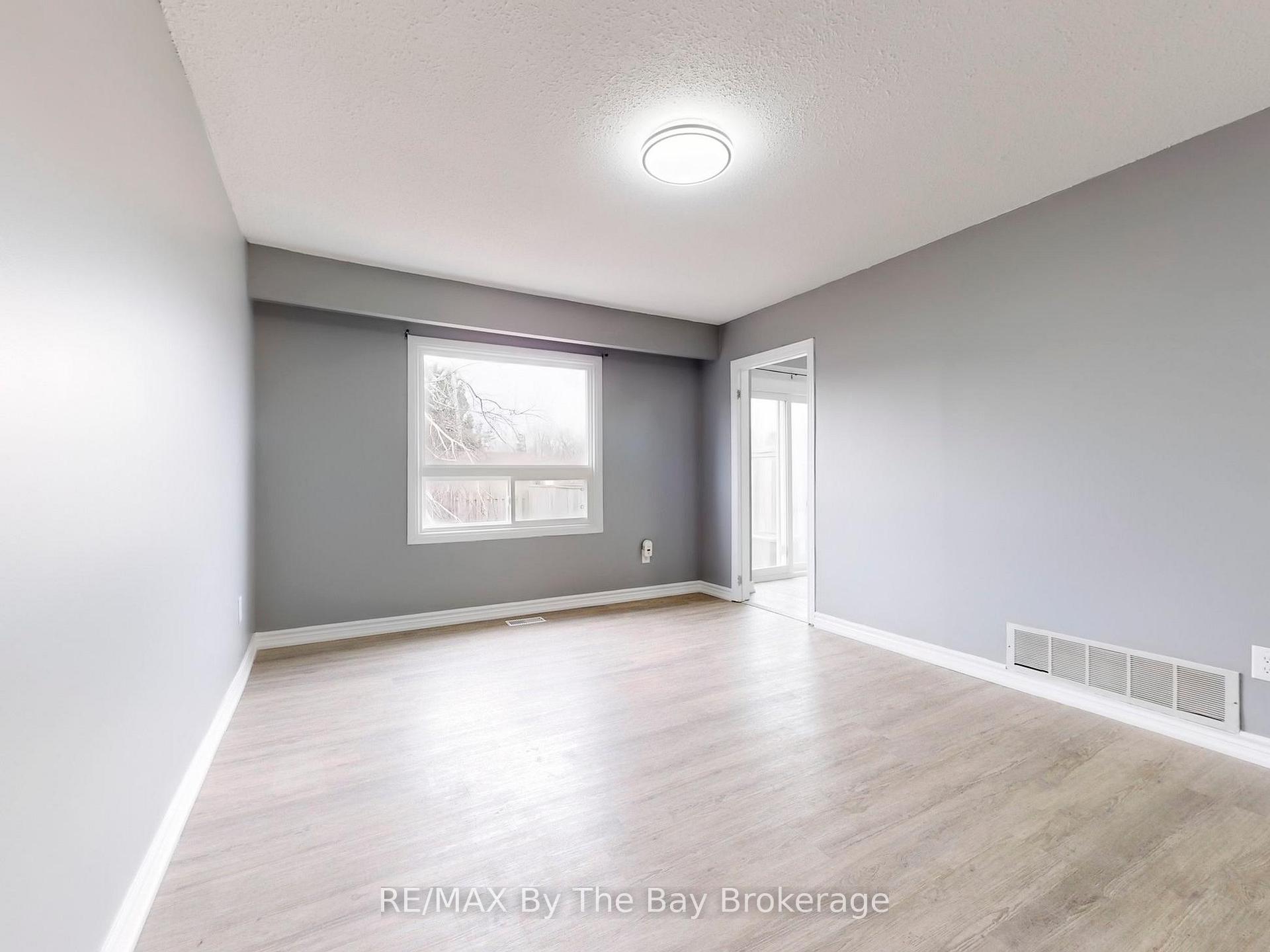 Photo 4 of 26 Dickens Drive, Barrie, Letitia Heights — HOMEH