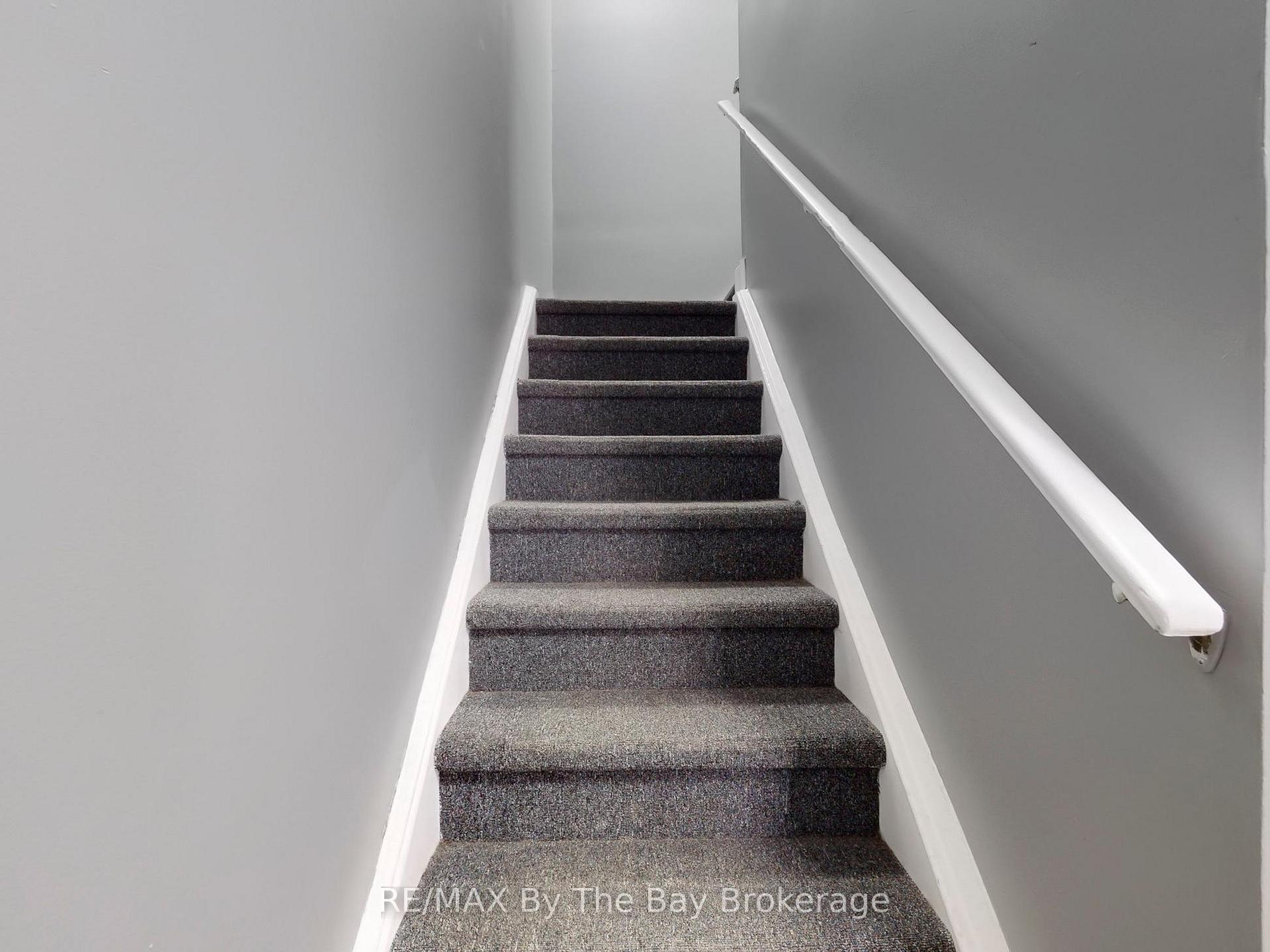 Photo 7 of 26 Dickens Drive, Barrie, Letitia Heights — HOMEH