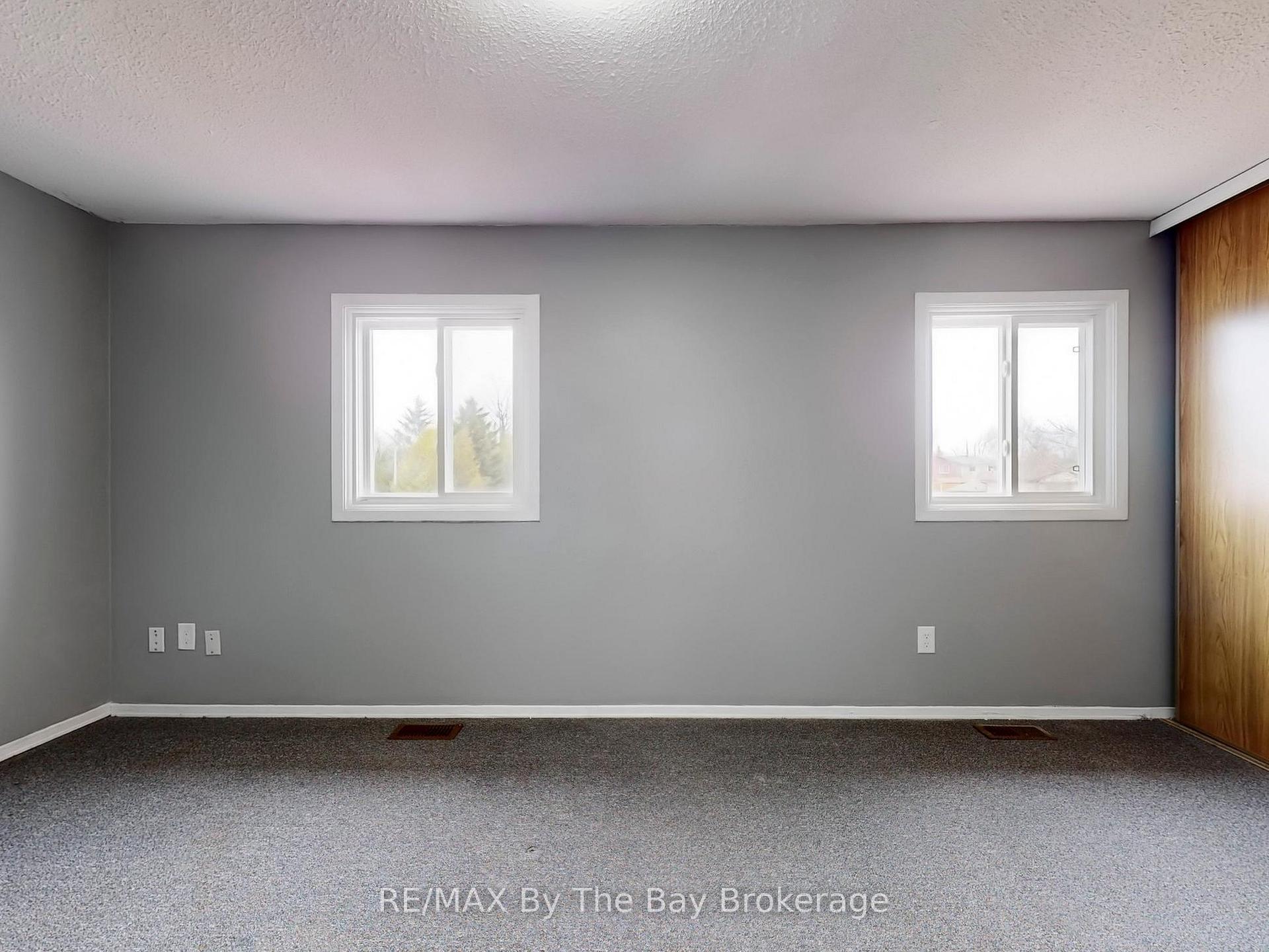 Photo 8 of 26 Dickens Drive, Barrie, Letitia Heights — HOMEH