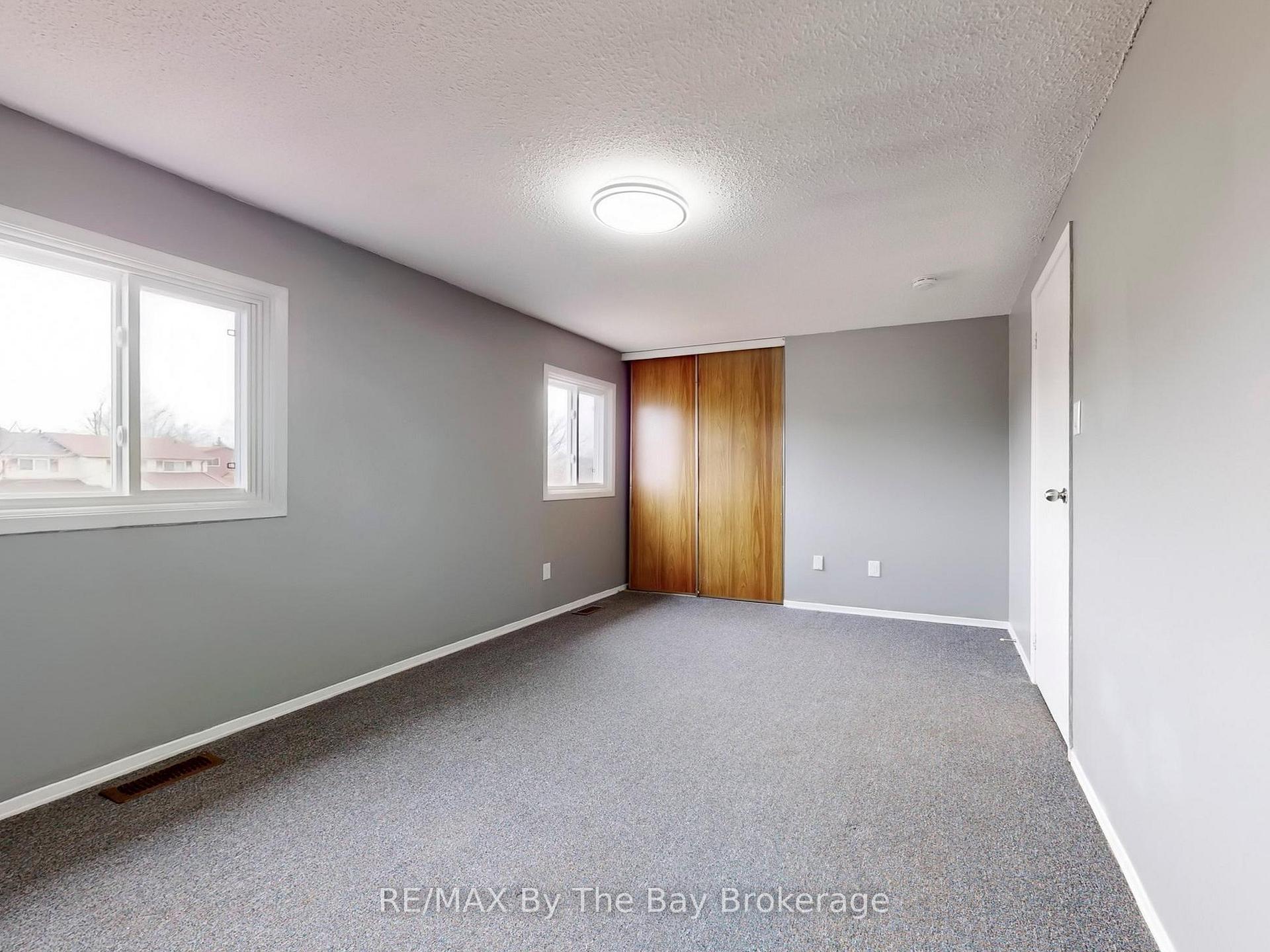 Photo 9 of 26 Dickens Drive, Barrie, Letitia Heights — HOMEH