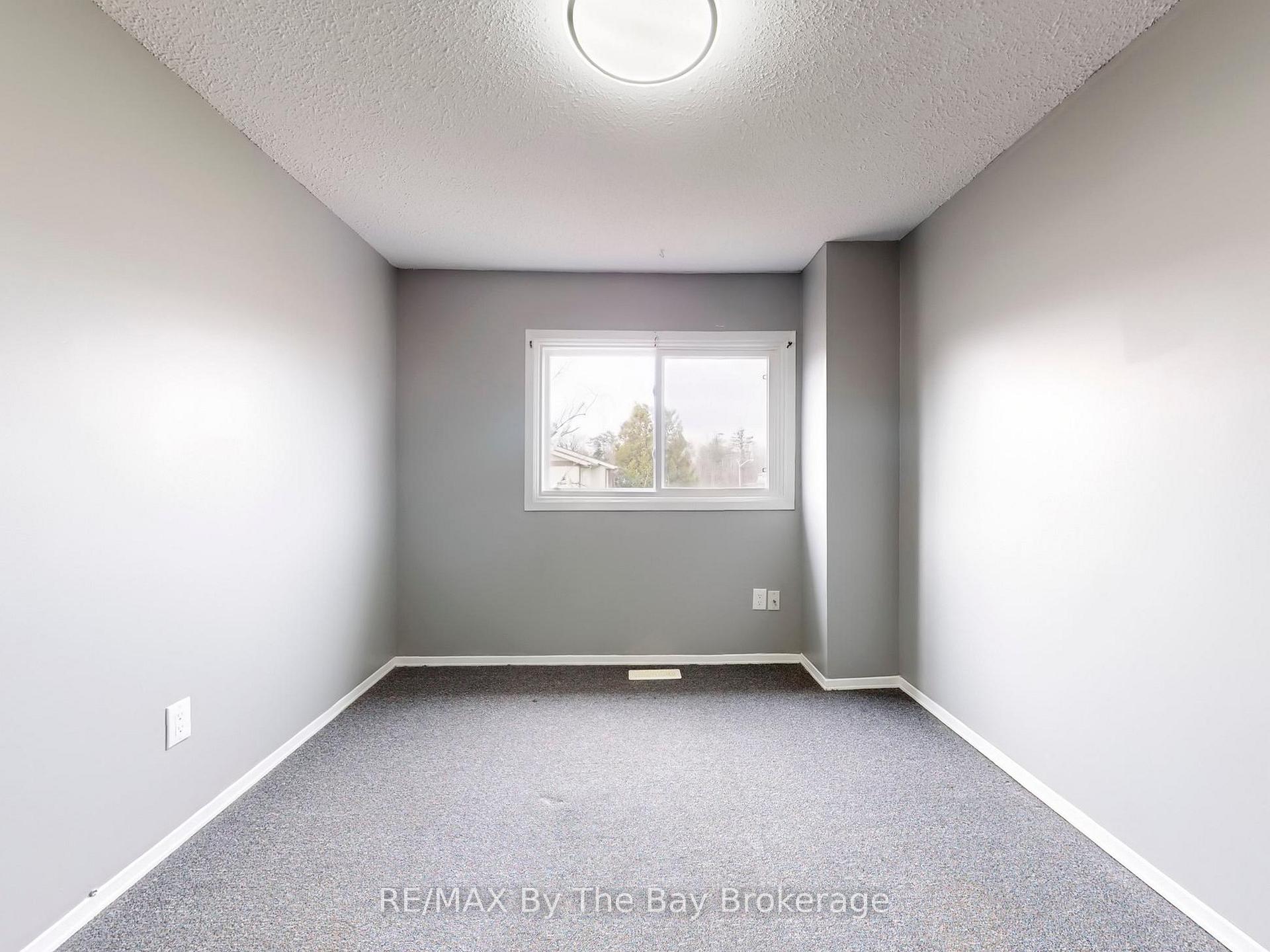 Photo 10 of 26 Dickens Drive, Barrie, Letitia Heights — HOMEH