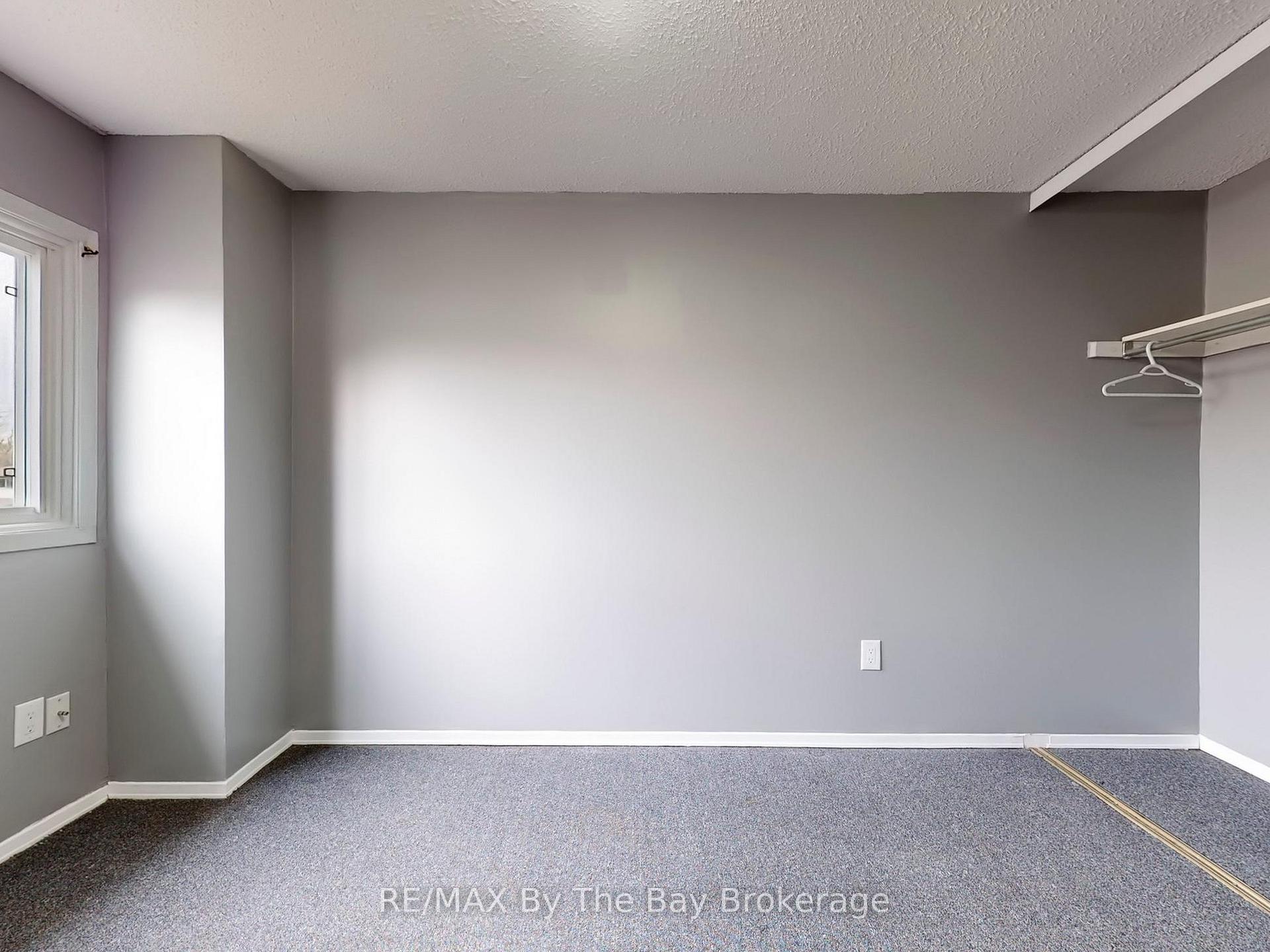Photo 11 of 26 Dickens Drive, Barrie, Letitia Heights — HOMEH