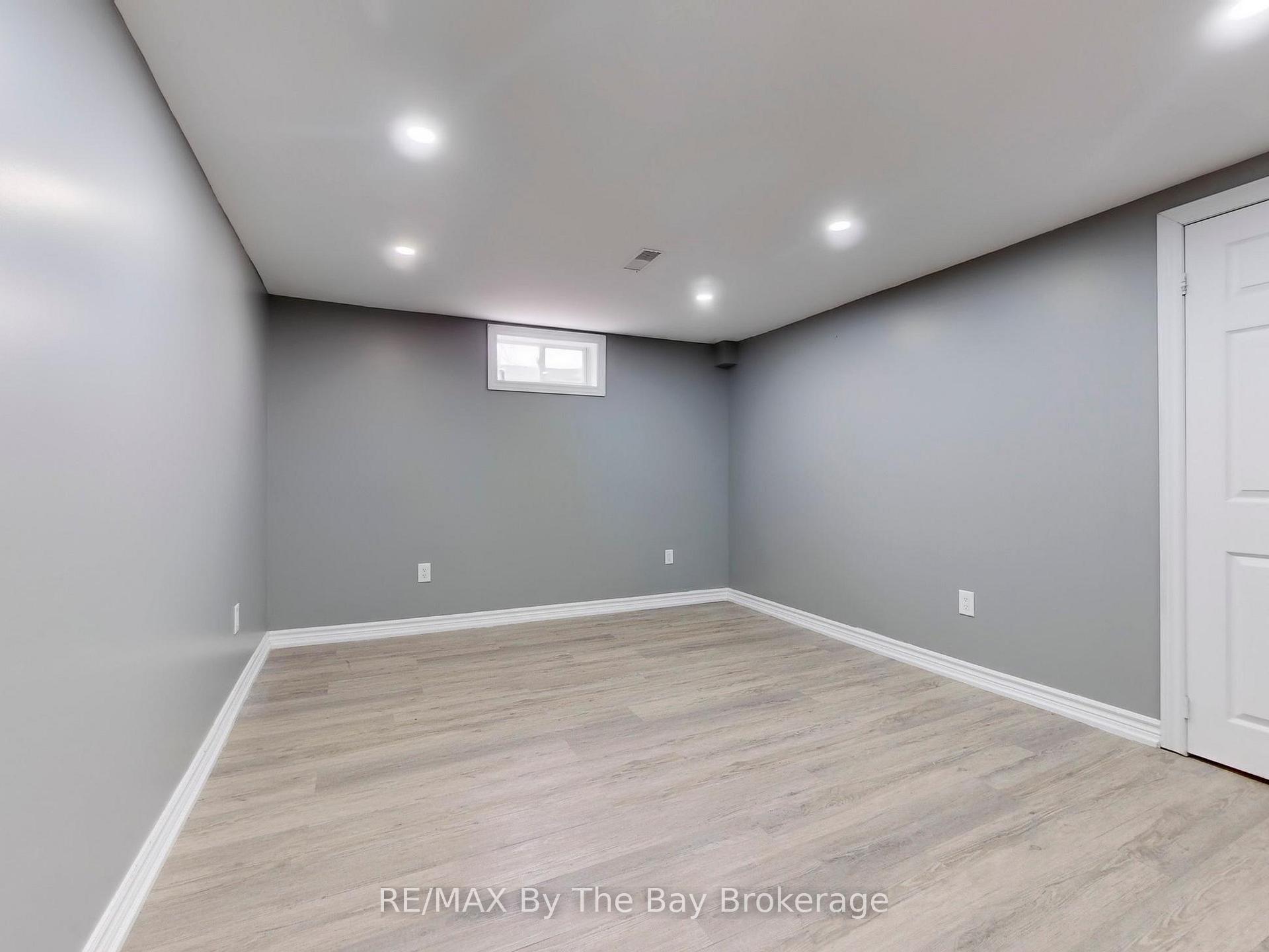 Photo 15 of 26 Dickens Drive, Barrie, Letitia Heights — HOMEH