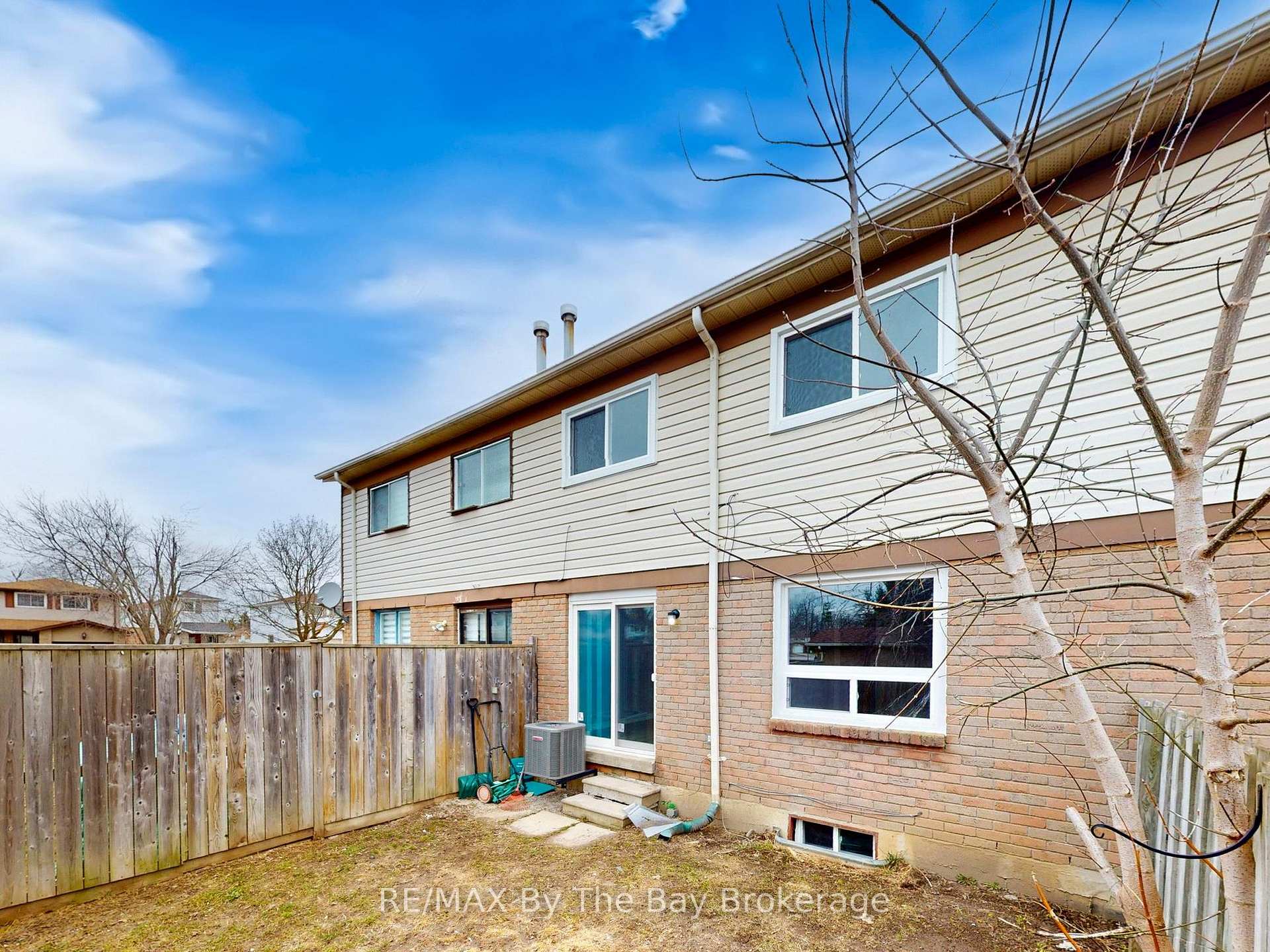 Photo 21 of 26 Dickens Drive, Barrie, Letitia Heights — HOMEH