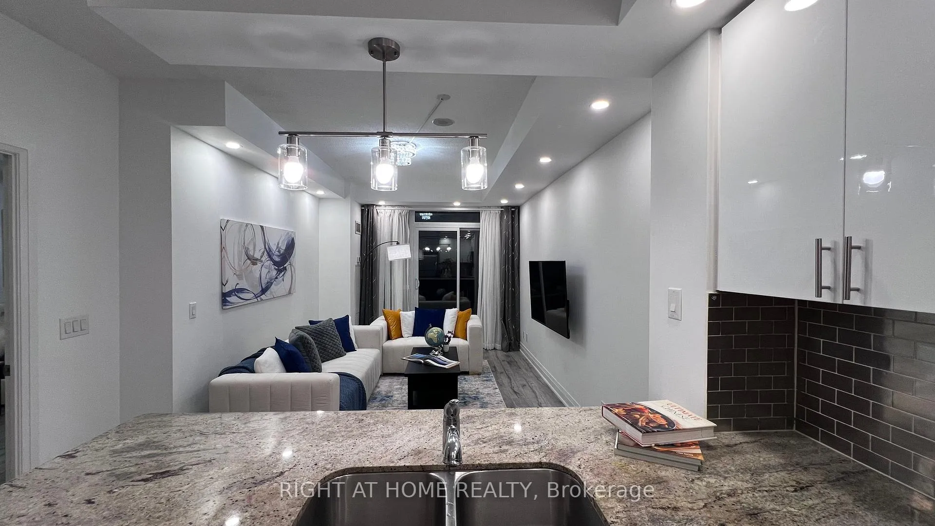Front of Unit 814, 520 Steeles Avenue W