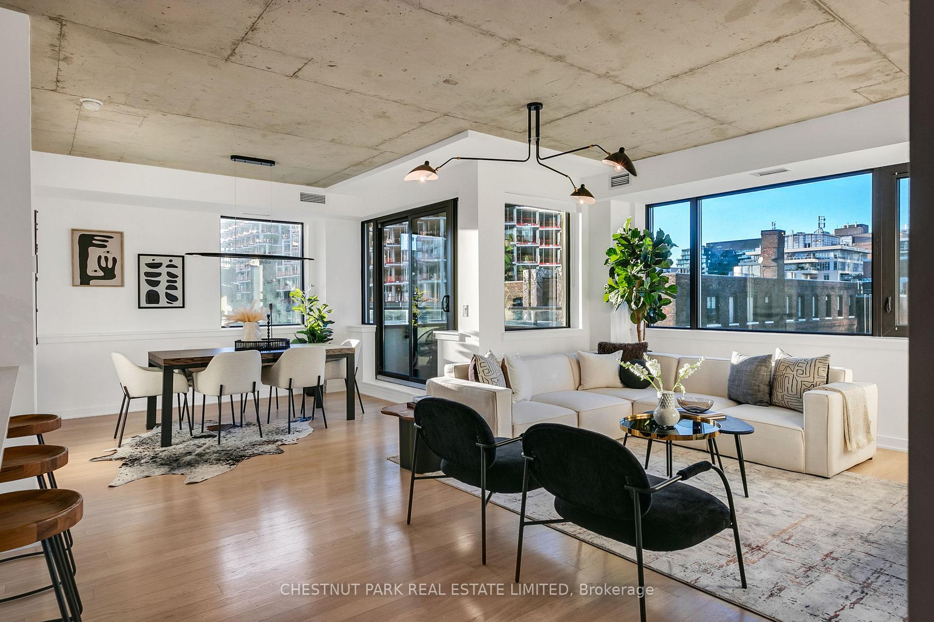 Front of Unit 610, 400 Wellington Street W