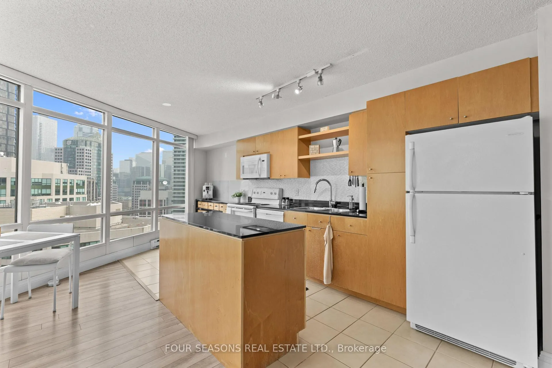 Photo 4 of Unit 2510, 361 Front Street W, Toronto, Waterfront Communities — HOMEH