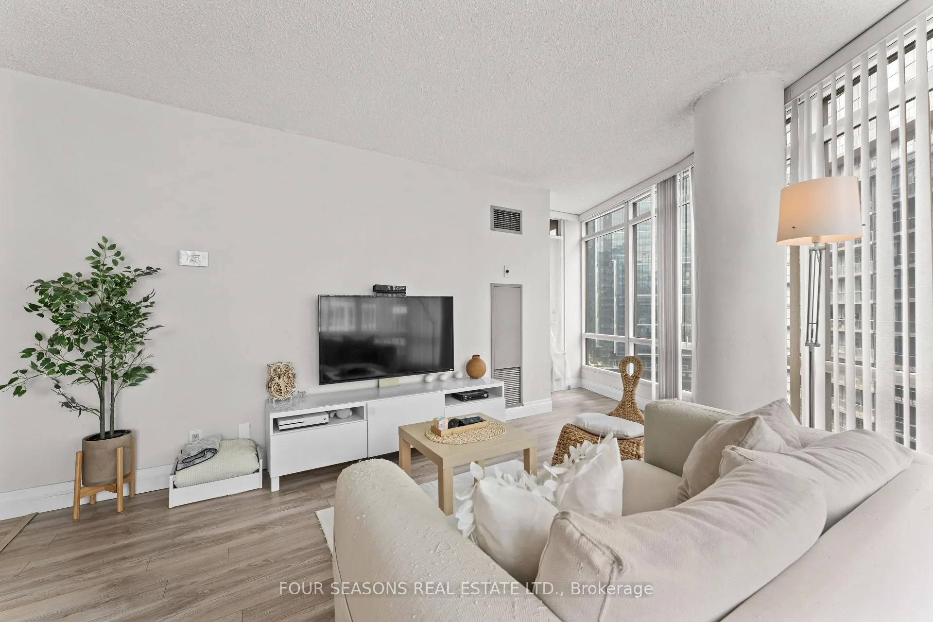 Photo 6 of Unit 2510, 361 Front Street W, Toronto, Waterfront Communities — HOMEH