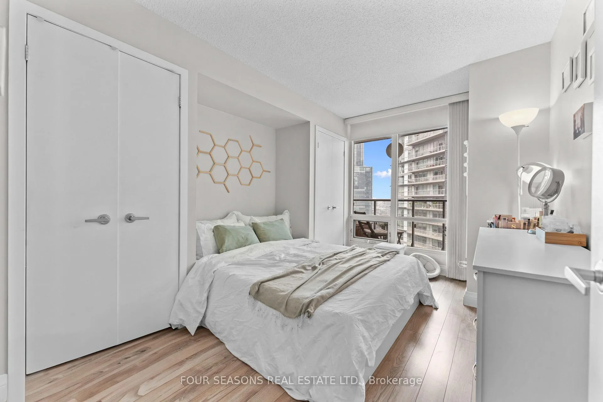Photo 7 of Unit 2510, 361 Front Street W, Toronto, Waterfront Communities — HOMEH