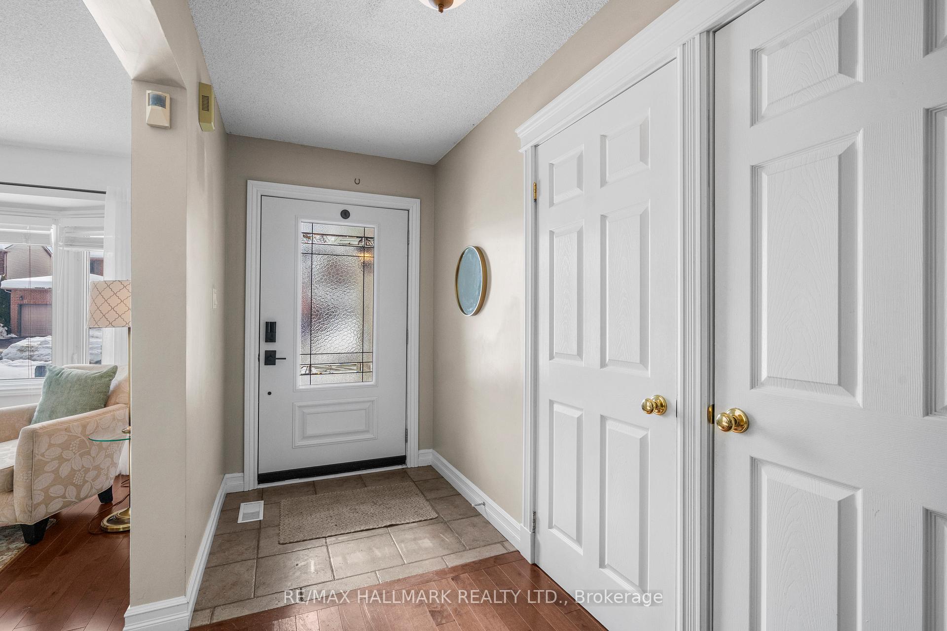 Photo 5 of 26 Buchanan Crescent, Aurora, Aurora Village — HOMEH