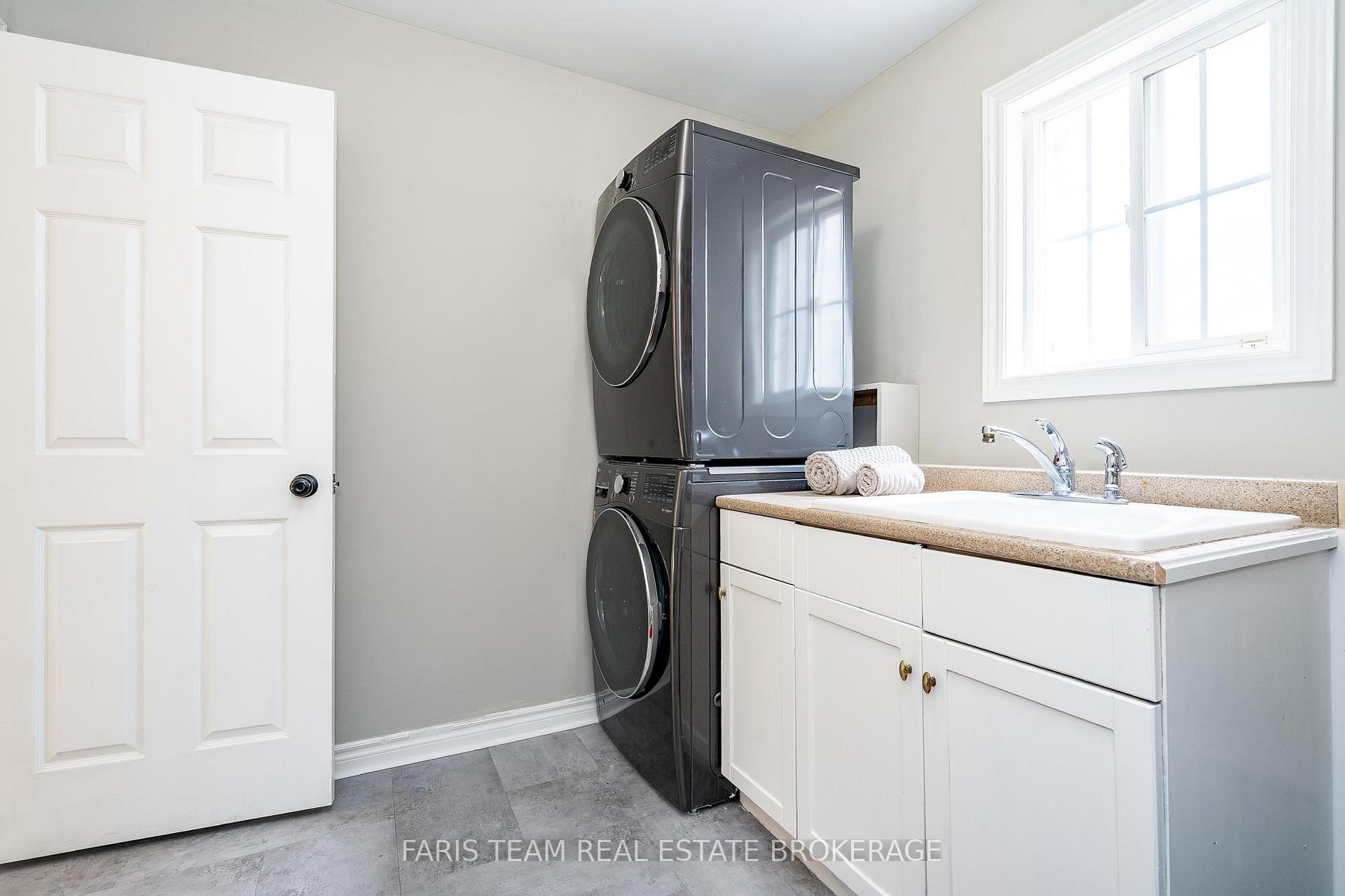 Photo 3 of 47 Lang Drive, Barrie, Northwest — HOMEH