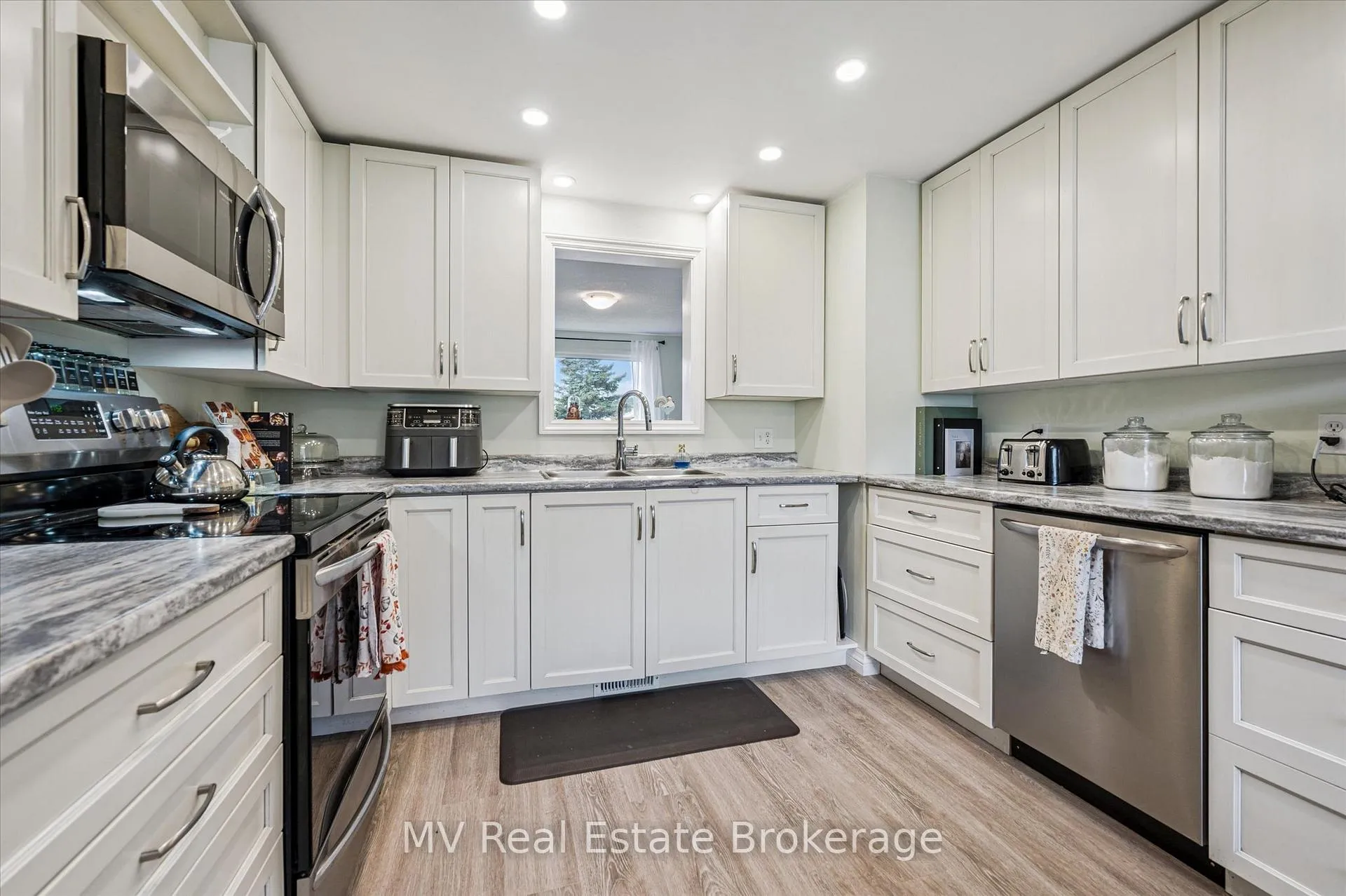 Photo 9 of Unit 94, 700 Paisley Road, Guelph, Willow West/Sugarbush/West Acres — HOMEH