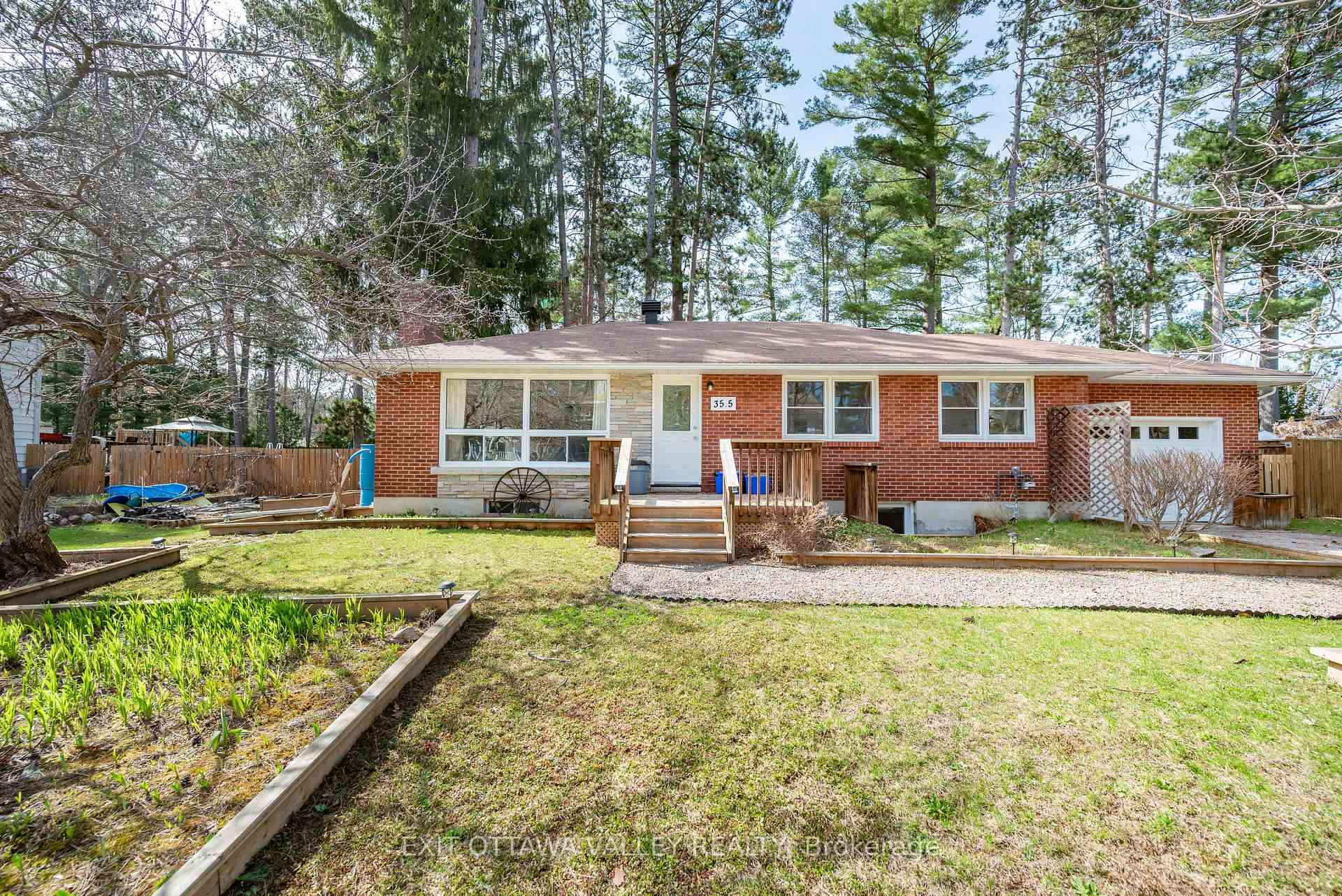 Photo 2 of 35.5 Faraday Crescent, Deep River — HOMEH