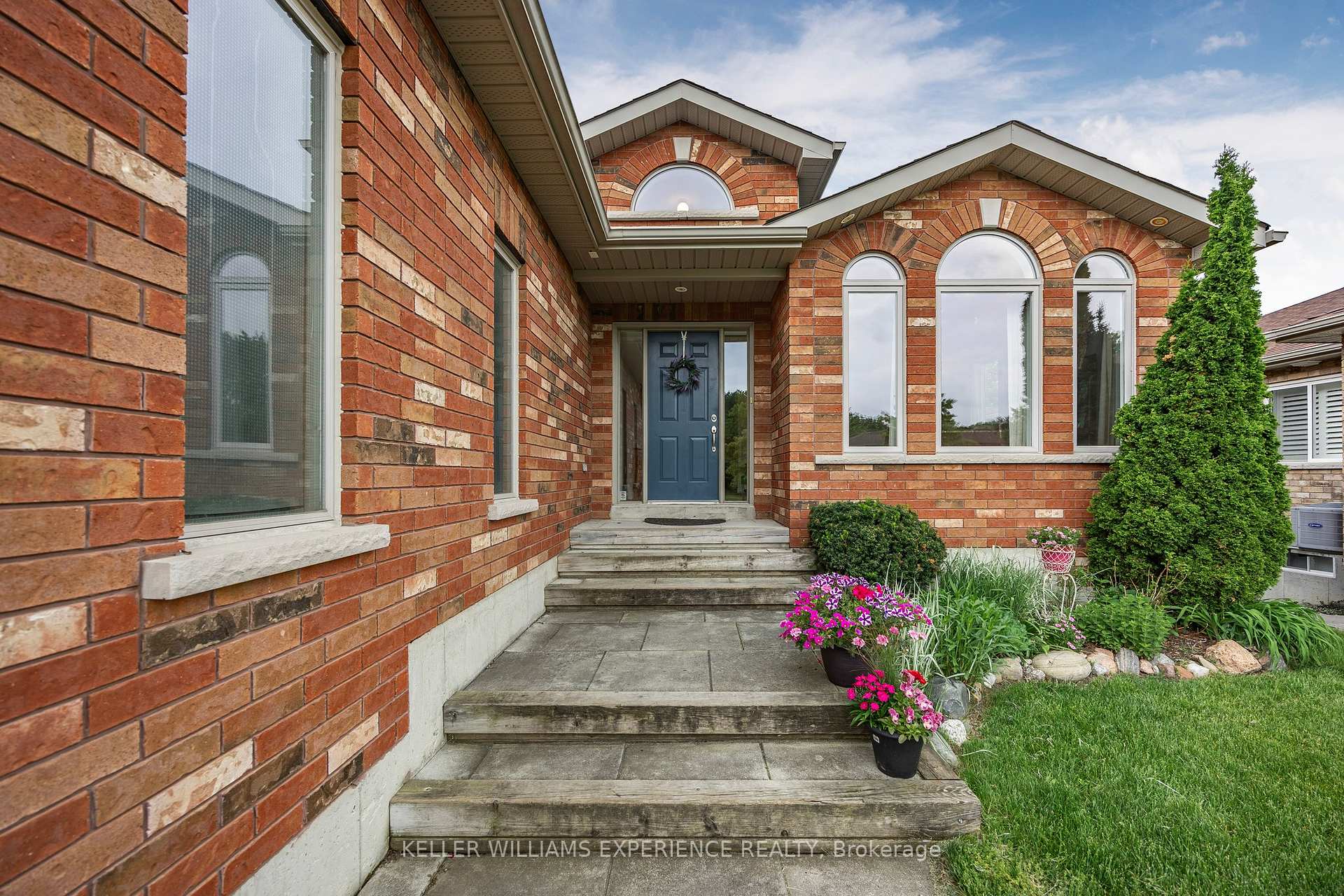 Photo 3 of 26 Wildflower Court, Barrie, Ardagh — HOMEH