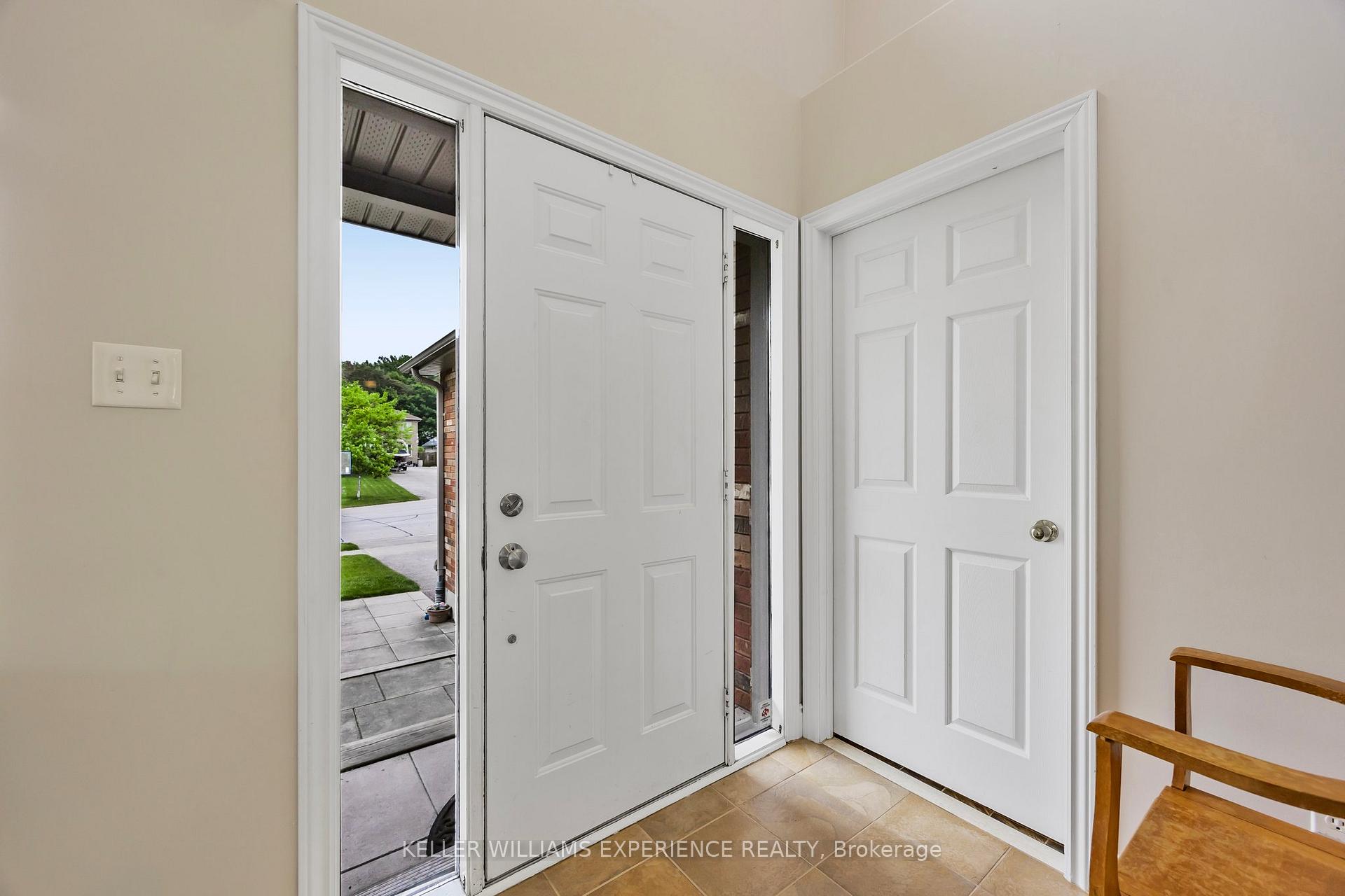 Photo 5 of 26 Wildflower Court, Barrie, Ardagh — HOMEH