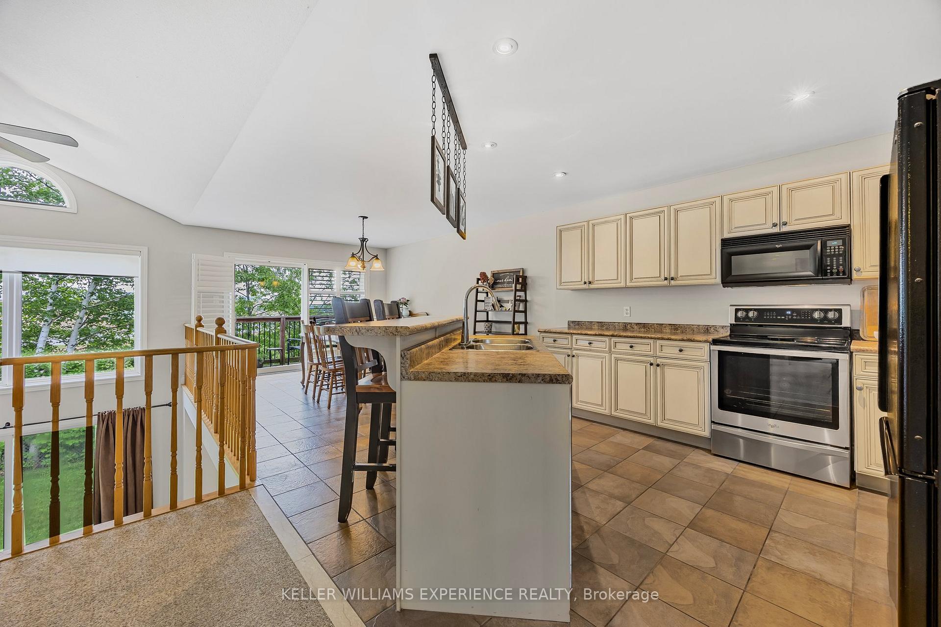 Photo 11 of 26 Wildflower Court, Barrie, Ardagh — HOMEH