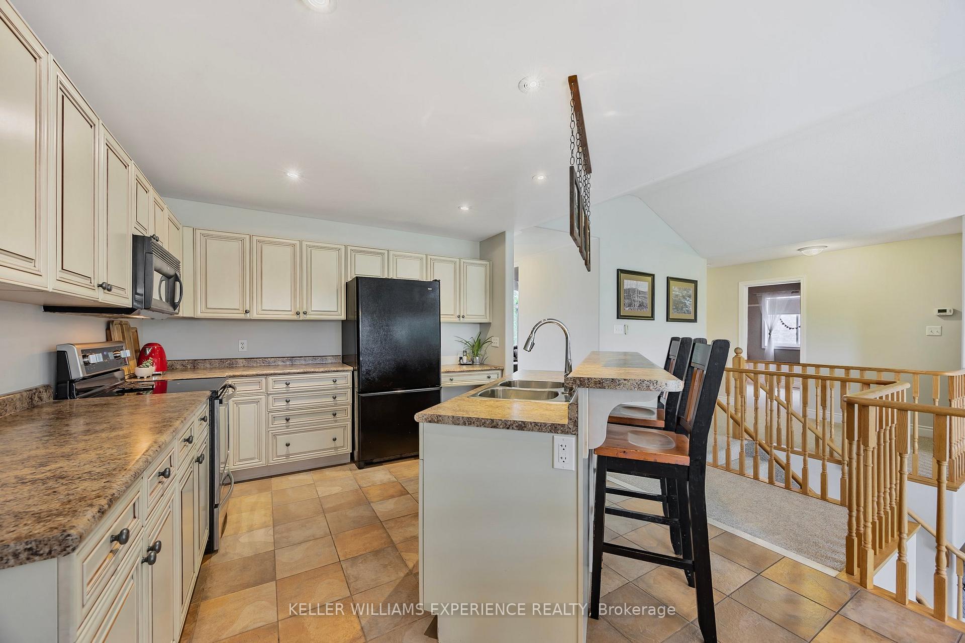 Photo 13 of 26 Wildflower Court, Barrie, Ardagh — HOMEH