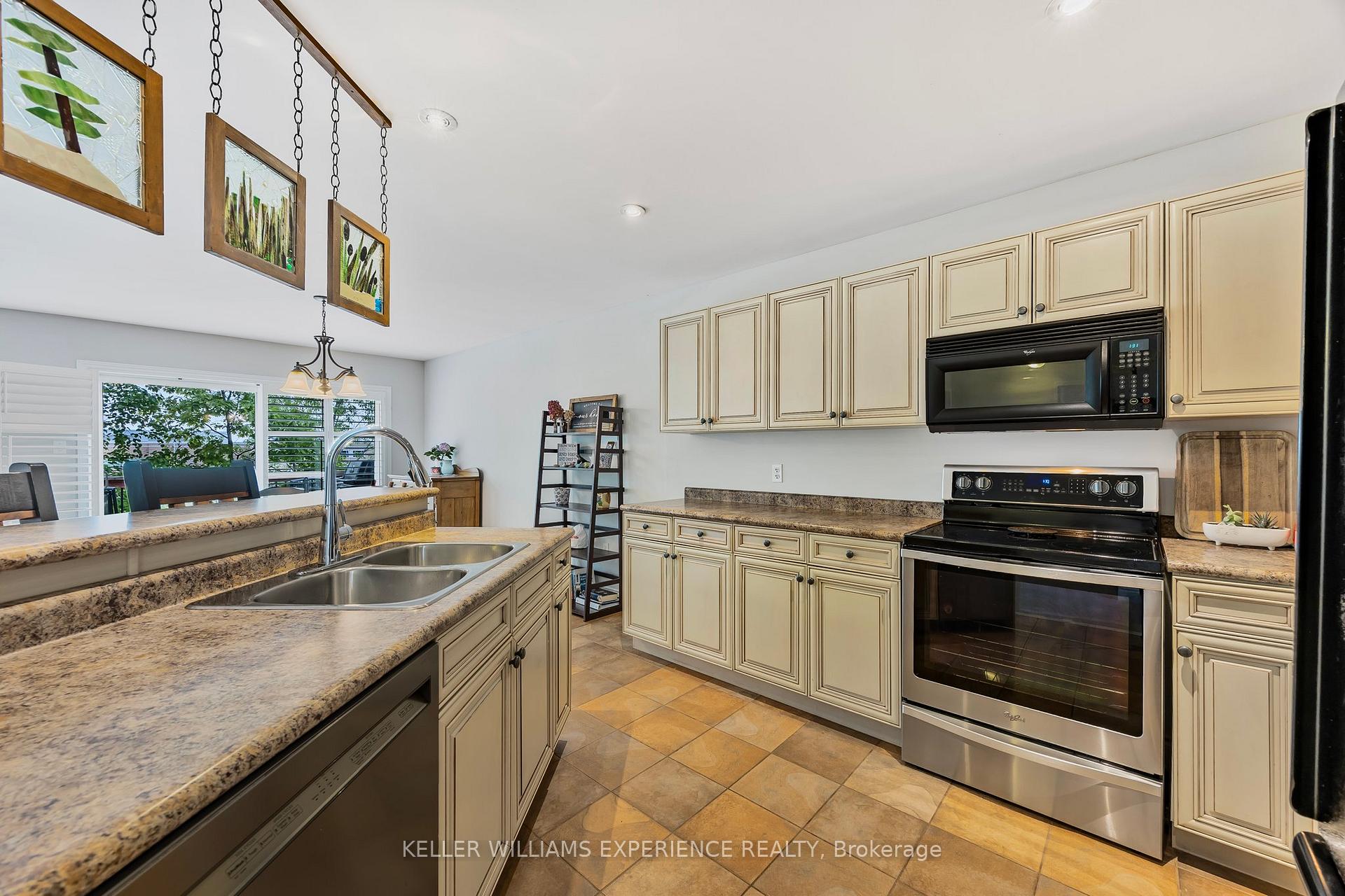 Photo 17 of 26 Wildflower Court, Barrie, Ardagh — HOMEH