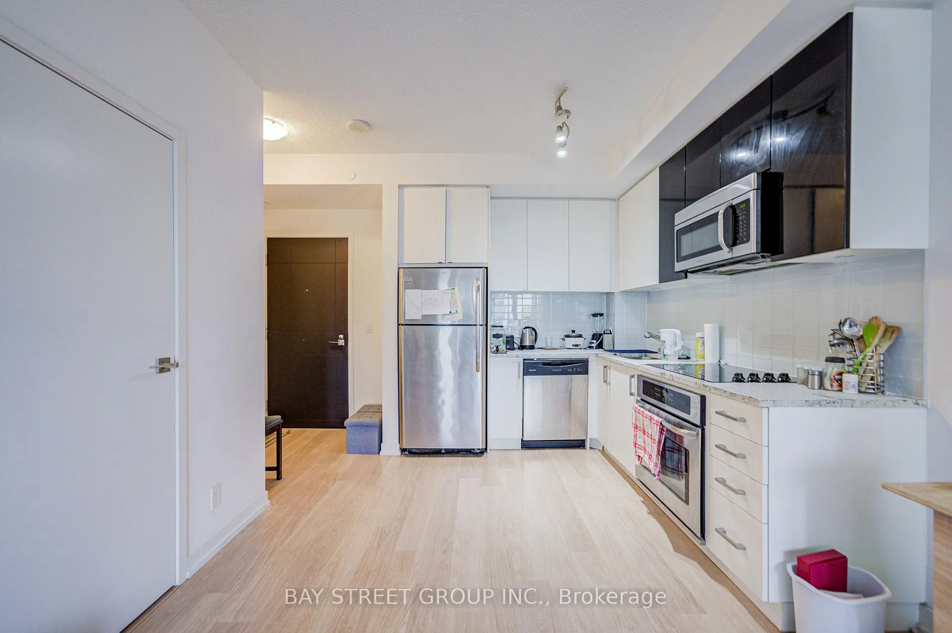 Photo 4 of Unit 918, 98 Lillian Street, Toronto, Mount Pleasant West — HOMEH