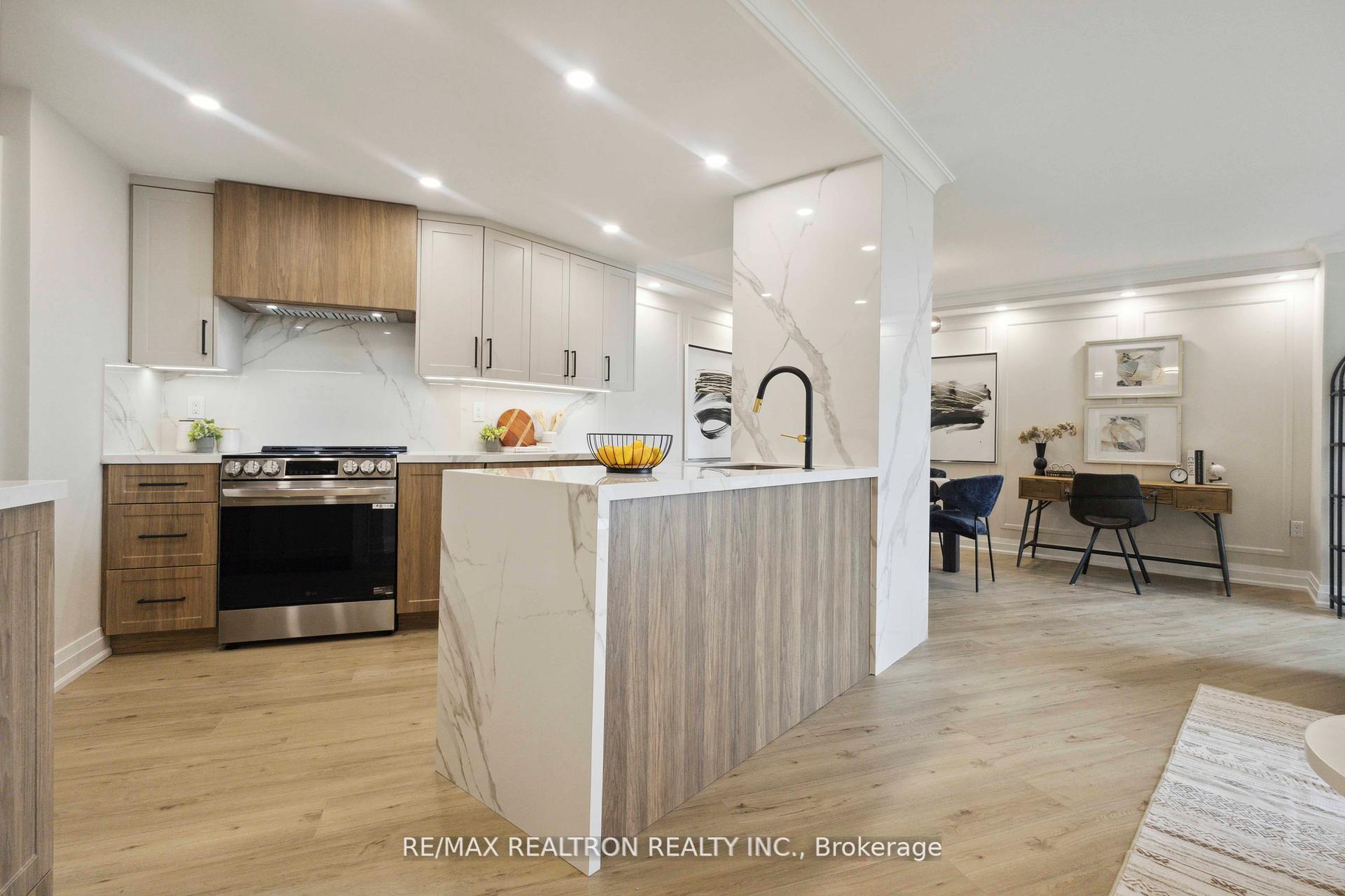 Photo 2 of Unit 1604, 7250 Yonge Street, Vaughan, Crestwood-Springfarm-Yorkhill — HOMEH