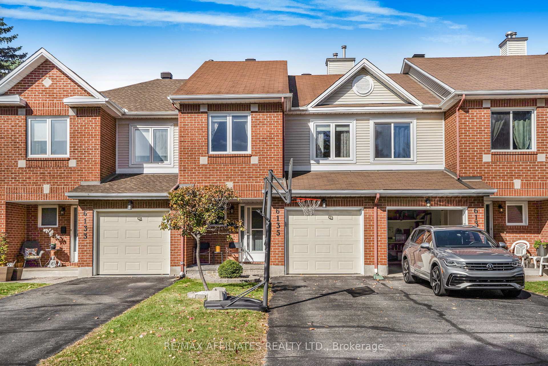 Photo 1 of 6135 Oak Meadows Drive, Ottawa, Chapel Hill — HOMEH