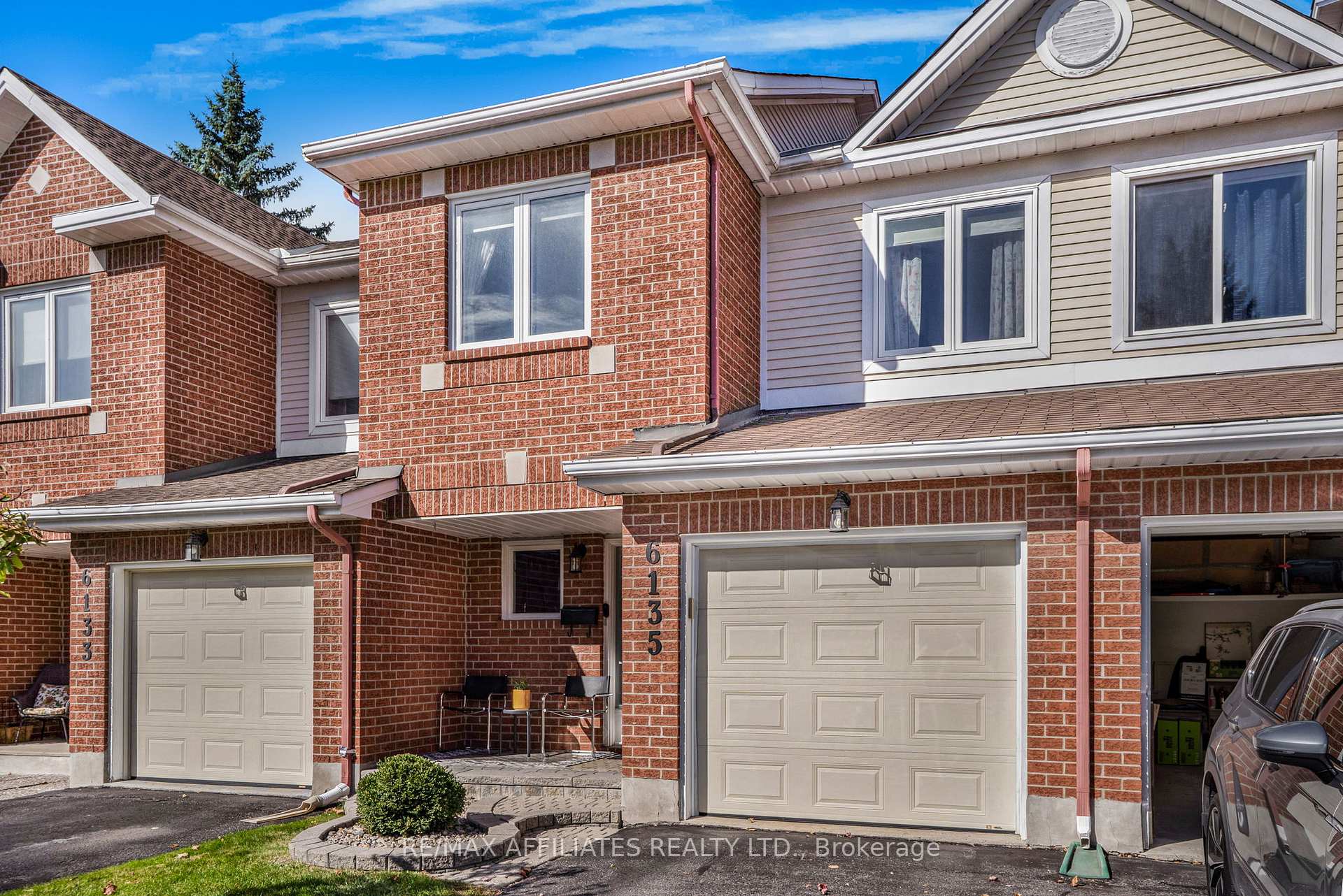 Photo 2 of 6135 Oak Meadows Drive, Ottawa, Chapel Hill — HOMEH