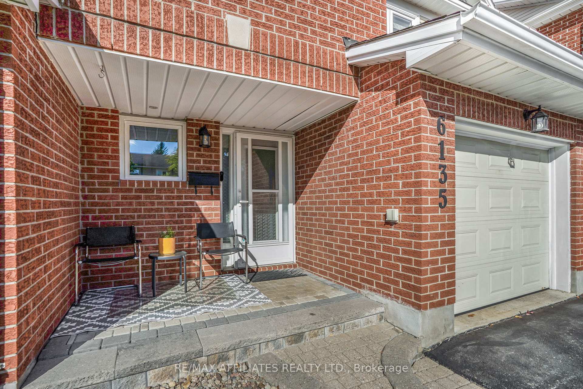 Photo 3 of 6135 Oak Meadows Drive, Ottawa, Chapel Hill — HOMEH